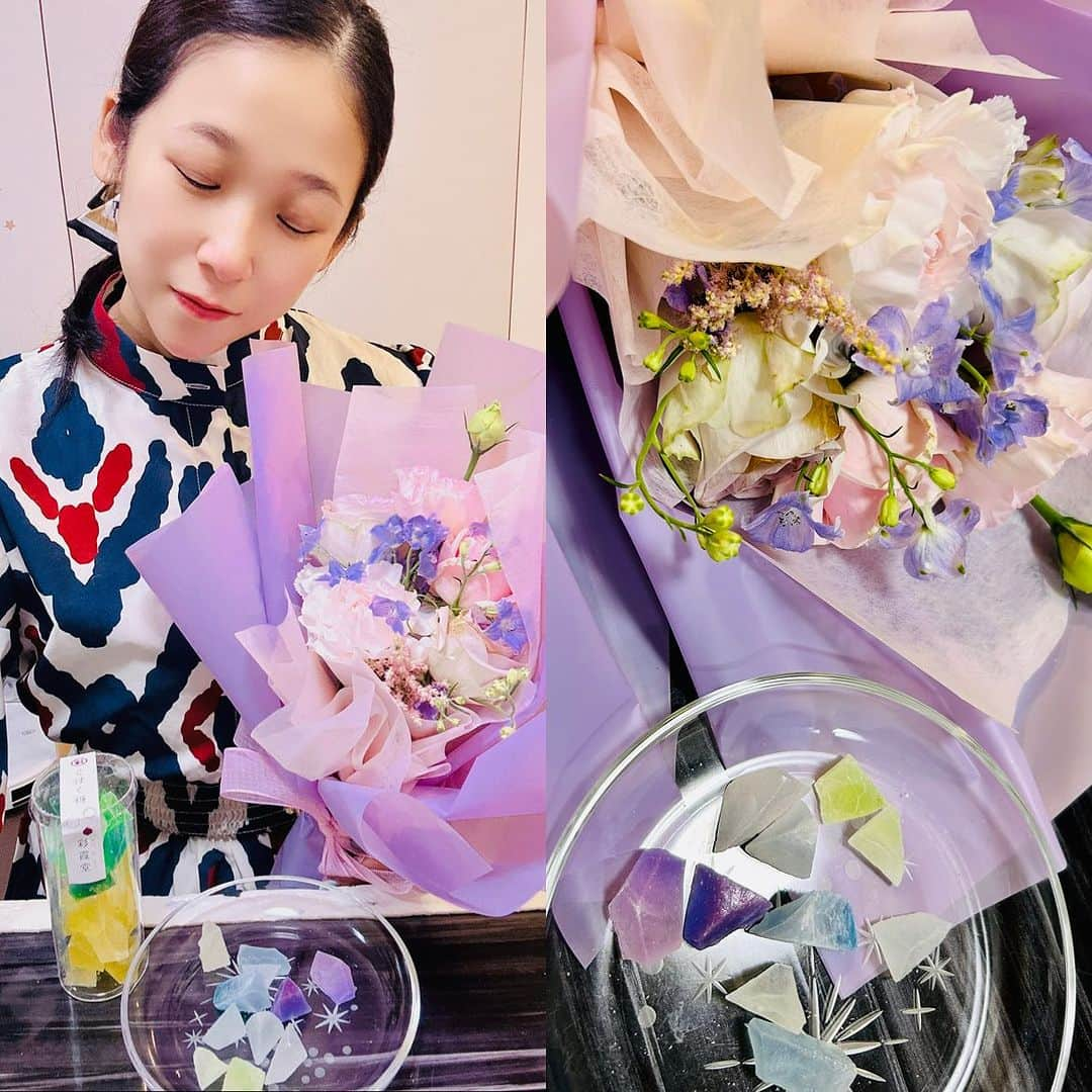 世手子さんのインスタグラム写真 - (世手子Instagram)「#PR I was so busy that I lost my mind🤣 I was healed by being surrounded by beautiful flowers and sweets💐🍬 There are times when even trivial things are important to the heart✨✨ 忙しいと漢字通り 心を亡くしがち ささいな癒しが心には重要なのです👏 @saikadou1950 #彩霞堂 #食べる宝石 美しい😍 #琥珀糖 彩(●´ω｀●) 花束も綺麗💐 みんないつも応援してくれて有難う（＾ν＾） 感謝の気持ちでいつもいっぱいです」11月22日 16時23分 - rojide