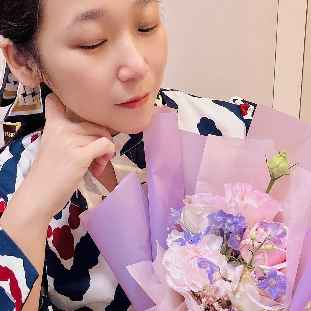 世手子さんのインスタグラム写真 - (世手子Instagram)「#PR I was so busy that I lost my mind🤣 I was healed by being surrounded by beautiful flowers and sweets💐🍬 There are times when even trivial things are important to the heart✨✨ 忙しいと漢字通り 心を亡くしがち ささいな癒しが心には重要なのです👏 @saikadou1950 #彩霞堂 #食べる宝石 美しい😍 #琥珀糖 彩(●´ω｀●) 花束も綺麗💐 みんないつも応援してくれて有難う（＾ν＾） 感謝の気持ちでいつもいっぱいです」11月22日 16時23分 - rojide