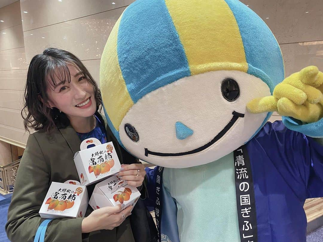 松原凜子さんのインスタグラム写真 - (松原凜子Instagram)「東京岐阜県人会に参加させて頂きました♪ 東京在住の岐阜県民だけでなく、岐阜から古田知事を始めとする大勢の来賓の皆様もお越し下さり、岐阜の魅力を改めて感じられる時間となりました✨  多治見ご出身の方々とお話しする機会が多かったのですが、皆様初参加の私を温かく迎え入れて下さり、感謝感謝です！  会場には岐阜各地のお酒、お料理、お菓子があり…夢のよう🤤 様々な方とお話していたらお料理は食べられませんでしたが、日本酒をいくつか飲ませて頂きました。 多治見のお酒である、三千盛(みちざかり)も辛口で透明感があり美味しかったです。もうひとつ好みのお酒に出逢ったり…やっぱりお酒の中で日本酒が1番好きだなぁ。まだまだ出逢いたいなぁと思ったのでした。  帰り際には富有柿のお土産を頂きました。 会場を出るのが最後の方になったこともあり、一個と言わず沢山持って行って下さい！と言って下さって。３つも。笑  県人会は若い方が少ないそうです。良かったら東京に住まう岐阜県民の皆さん、次回は一緒に参加しませんか…？🫣（年会費は2千円だよ！🤫）  #岐阜県人会  #東京岐阜県人会  #岐阜　#多治見　#ミナモ  #明治記念館  #松原凜子」11月22日 16時25分 - rinko_matsubara