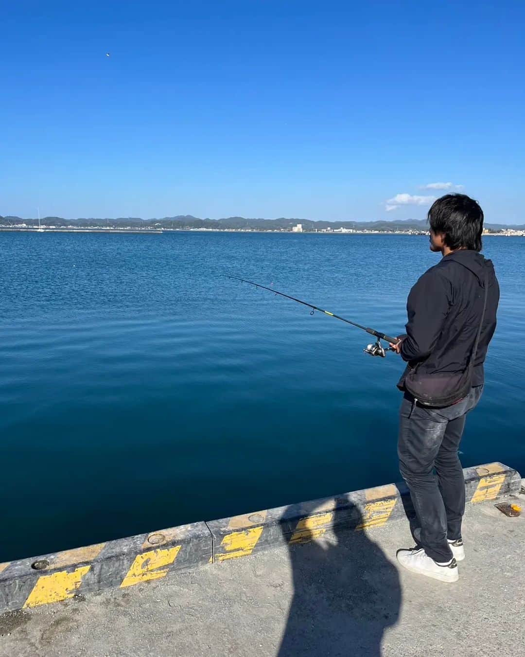 大和ヒロシさんのインスタグラム写真 - (大和ヒロシInstagram)「のんびりしようと決めた今日は、千葉県館山市船形港にて釣り！  私は約4時間でハゼとカサゴを1匹ずつ！ 取り敢えず良かった！釣れて！  良いオフとなりたした！」11月22日 16時36分 - yamatohiroshi