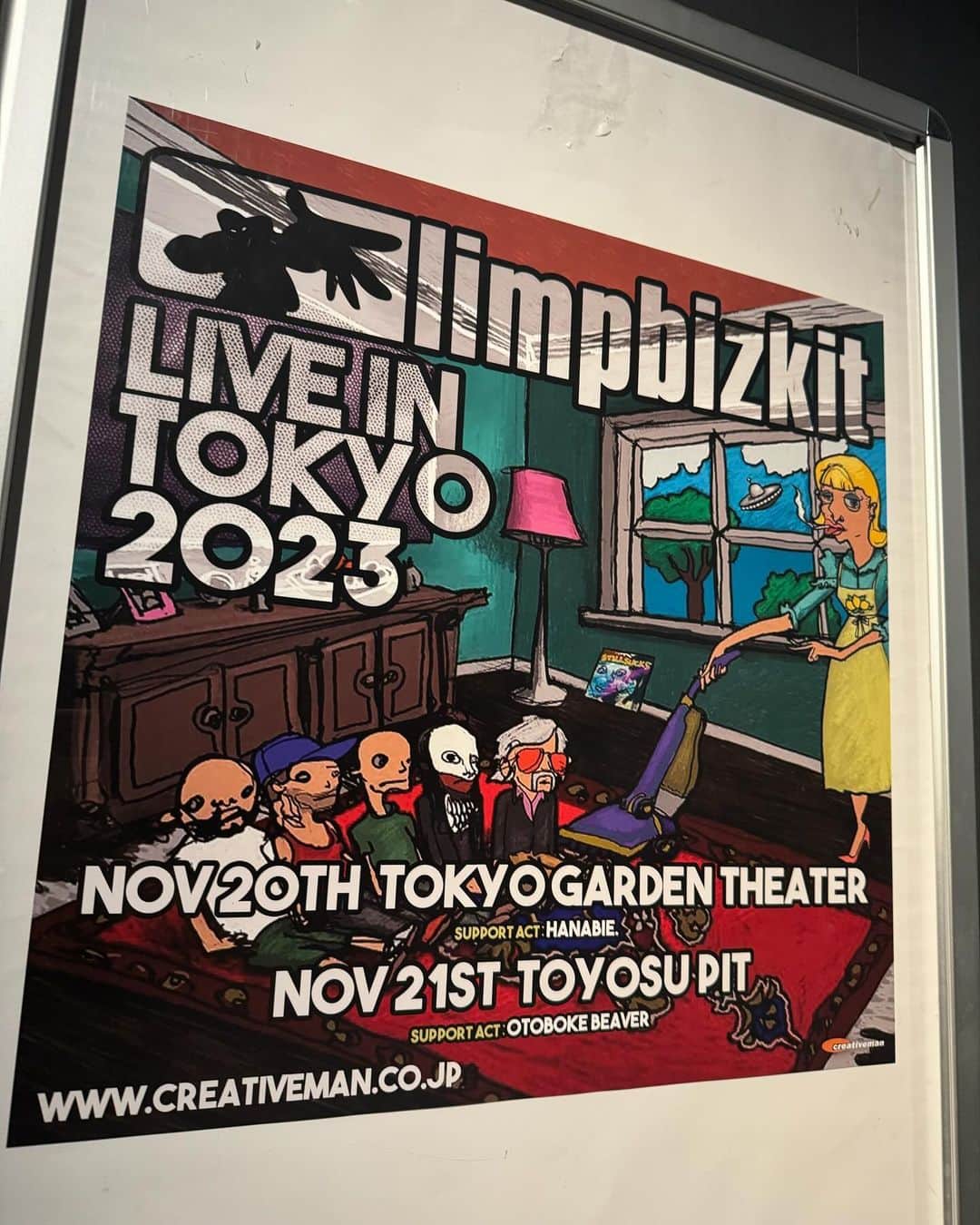 T$UYO$HIのインスタグラム：「. 自分のバンドdscでデビューが決まって 1999年NYに行った時に メンバーでリンプのLIVEを観た  2ndアルバムが大ヒットして とんでもない人気だったよ  あれから23年？ 懐かしかったなぁ… そしてあの頃はまだJesseとすら 知り合ってなかったのか…と思うと なんだか不思議だったけど いまだにバンドマンな自分が嬉しかった  写真のTシャツは NYで買ったのに ビリビリに破れて捨てちゃったんだけど 最近古着屋でまさかの発見！即買い！  よく見たらサイン入りだったという おまけ付きw  おとぼけビ〜バ〜も ブチかましてた 熊本の対バン楽しみー！  #limpbizkit #おとぼけビーバー  #thebonez」