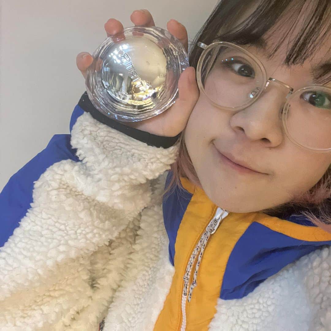 白桃ちゃんのインスタグラム：「TIRTIRから新発売されるメッシュクッションいい感じ！ パウダーと相性いいからマットにしたい日は合わせて使って、ツヤ肌気分の時はこれオンリーで使ってる〜！ 初め使う時は、メッシュ全体に行き渡るように指で押してから使うといいらしいよ🥰 4秒に一個売れてる最強クッション安定に良すぎた、紫のトーンアップの下地と一緒に使ってるけど相性良くてテン上げだわ✌🏻  #PR #TIRTIR  #マスクフィットクリスタルメッシュクッション」
