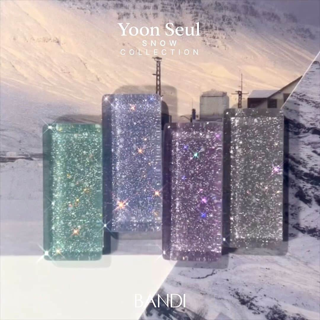 반디네일のインスタグラム：「⠀ 𝐵𝐴𝑁𝐷𝐼 𝐺𝑒𝑙 | 2023 WINTER COLLECTION⠀ ⠀ ❄️윤슬 스노우 | YOON SEUL Snow ❄️⠀ 눈 내리는 겨울 바다🌨️⠀ 햇빛이나 달빛에 비치어⠀ 반짝이는 잔물결🌊⠀ ⠀ [YOON SEUL SNOW]⠀ 여리여리한 듯 은은하게 화려한 ⠀ 반사 글리터가 매력적인 시럽 글리터 컬러 💕 ⠀ ⠀ #newgel #bandi #bandigel #color #반디 #반디네일 #네일 #겨울컬렉션 #젤컬러 #글리터컬렉션 #글리터젤 #큐몬드 #윤슬컬렉션 #반디글리터 #반사젤 #반사글리터네일 #글리터네일 #화려한네일 #윤슬에디션#반사글리터 #플래쉬젤 #flashnail #bandi #bandinail #nail #New #yoonseul #Reflectivenail」