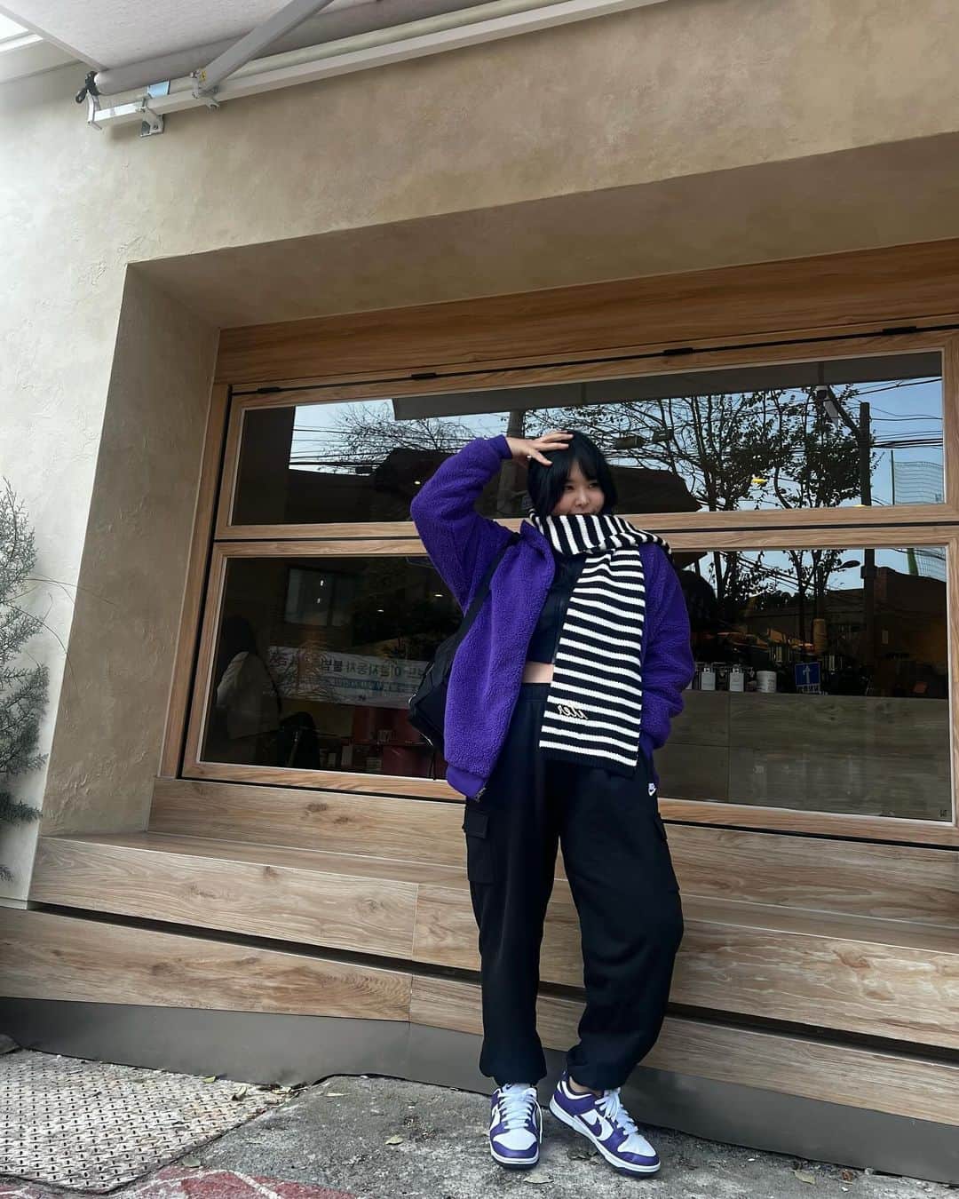 チョ・ユンジのインスタグラム：「_ 언니들 만나니까 사진도 찍어주고🥹 오랜만에 내사진🤣남김… 나 오늘 깔맞춤 어떤데💜  @nike @iter_official」