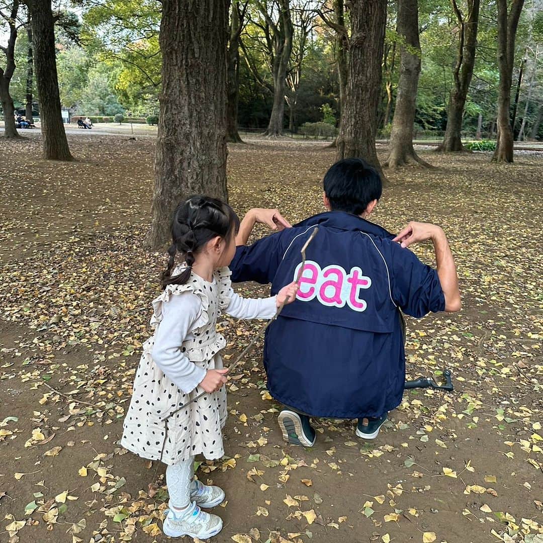 愛媛朝日テレビ アナウンサーさんのインスタグラム写真 - (愛媛朝日テレビ アナウンサーInstagram)「＼コラボ動画公開中✨／ eatのTikTokで活躍中の「愛媛の背中男」@jinjin_dcが最年少ソロアーティストでギネス世界記録に認定されている歌手で子役の村方 乃々佳ちゃん(5歳)とコラボしました！ いますぐTikTokでコラボ動画をチェック🕺 ののかちゃんのとっても可愛い表情にもご注目💕  #eat #TikTok #ののかちゃん #愛媛の背中男 #jin #ダンス」11月22日 16時30分 - eat_5ch