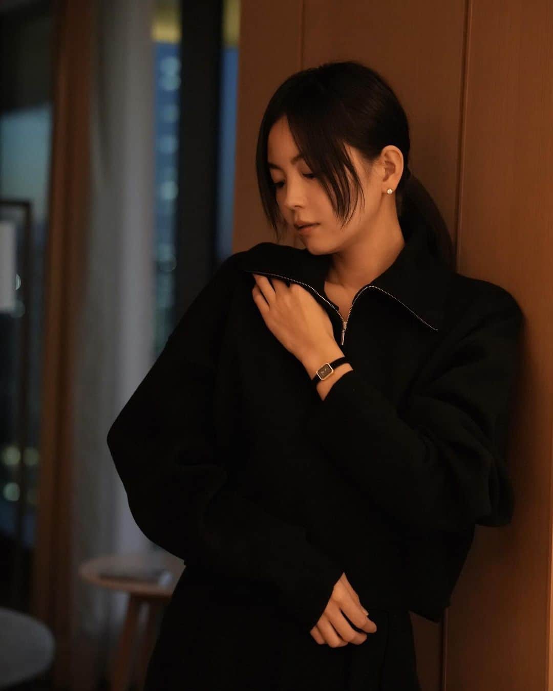 矢野未希子のインスタグラム：「仕事終わりにパチリ💫 明日から発売するハーフジップニットは贅沢に ダブルフェイス仕様（表裏どちらも表の使用）を採用。 ダブルフェイス仕様にすることにより、 ニットだけどフニャッと柔らかくならず、 ハリと立体感、高級感がでます。 そしてボックスシルエットに大きめの襟は 顔周りを華やかに確実に可愛く見せてくれる🫶  ニットのセットアップは楽ちんだけど、 カジュアルになりすぎたり、どうしてもほっこり感が出てしまう。 そこを配慮しながら、楽ちんだけどお洒落に 適度なモード感を叶えてくれるセットアップをつくりたかった。 本当に想像した通りのものが出来て etreチームには感謝しかありません。 キレイめのパンツやスカート、チノパン、デニムなどに 合わせて色んなスタイリングを楽しんでいただけたら嬉しいです。」