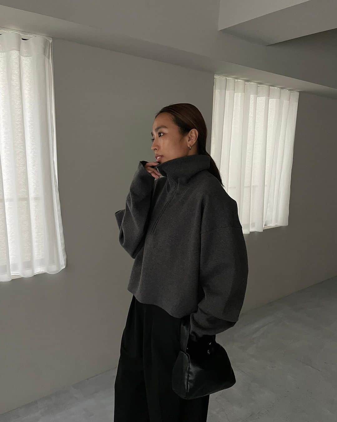 ETRÉ TOKYO ストアのインスタグラム：「@etretokyo  【11/23 New Arrival 】  ㅤㅤㅤ ㅤㅤㅤ #ETREwフェイスハーフジップニットプルオーバー GREY / BLACK F size ¥28,600(tax in) ㅤㅤㅤ ㅤㅤ ㅤㅤㅤ新宿スタッフ @etretokyo_sae 168cm GREY着用  本社スタッフ @etretokyo_misaki 156cm GREY 着用  ㅤㅤㅤ  ㅤㅤㅤ┈┈┈┈┈┈┈┈┈┈┈┈┈┈┈┈┈┈┈ ㅤㅤㅤ ㅤㅤ  【INFORMATION】 ⁡ㅤㅤㅤ ⁡ ※11/23(木)発売のアイテムは、11/24(金)12:00よりお在庫のある場合、ルミネカード会員様限定で店舗通販のご利用が可能です。  ⁡ ※お電話がつながりにくい可能性がございます。 ⁡ ※また混雑時には入場制限及び 試着点数の制限を設けさせて頂きます。 予めご了承ください。 ⁡ ⁡ ご理解、ご協力を賜りますよう 心よりお願い申し上げます。   ㅤㅤㅤ 【LUMINE SHINJUKU STORE】 ETRÉ TOKYO ルミネ新宿2店 TEL：03-5989-0979  ー営業時間ー (平日、土日祝)11:00-21:00 ⁡  #etretokyo#etre#fashion#etretokyoshinjuku #etre#2023etre#etretokyo_staff_ootd#2023aw #大人ファッションコーデ #シンプルスタイル  #オトナカジュアルコーデ #ジップアップニット #ハーフジップ #ブーツコーデ #グレーコーデ」