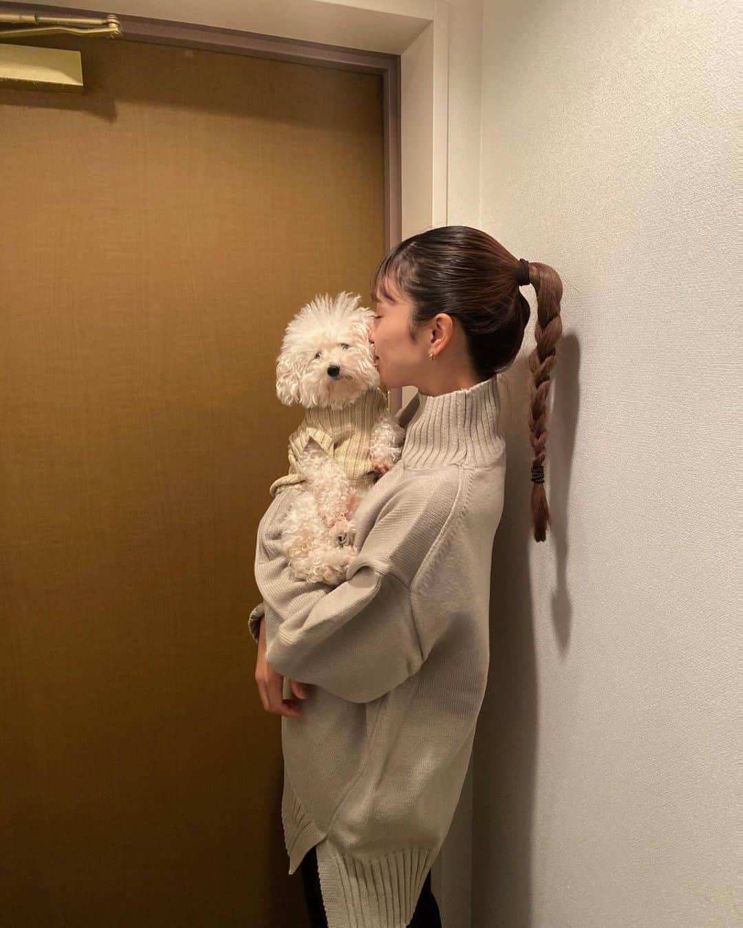 小田川エリカのインスタグラム：「・  ロペピクニックのサイドスリットニットプルオーバーで 愛犬まーちゃんとお揃い🧶 着心地が良すぎて、、 サイドスリットもお気に入りポイント🫶 合わせやすくて沢山使えるよ☀️ わんちゃんとリンクコーデできるお洋服展開が あるからぜひチェックしてみてね！  #PR#ロペピクニック#ropepicnic #サイドスリットニット #ropepicnicdog  @ropepicnic_official @ropepicnic_dog」