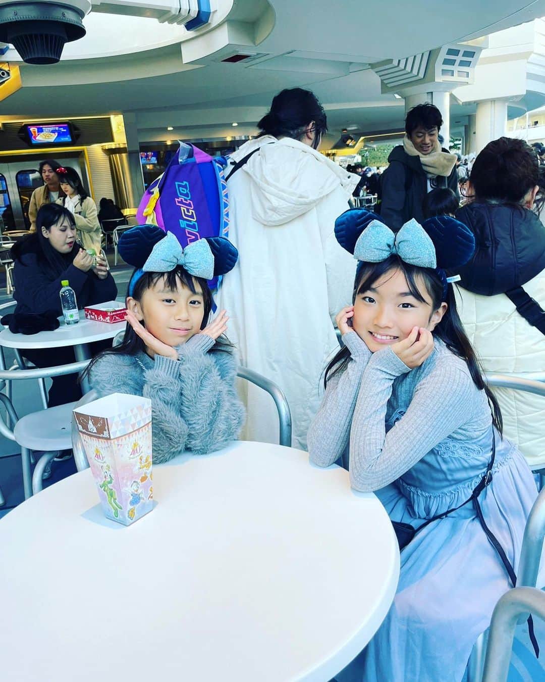 川上璃子（梅崎司の妻）さんのインスタグラム写真 - (川上璃子（梅崎司の妻）Instagram)「まさかのミッキーマウスの誕生日 とも知らず行けたディズニー🫶  楽しかったね🫶 みんなに会えた事がHAPPYでした💛  東京ロス。」11月22日 16時38分 - 775.ren.riko