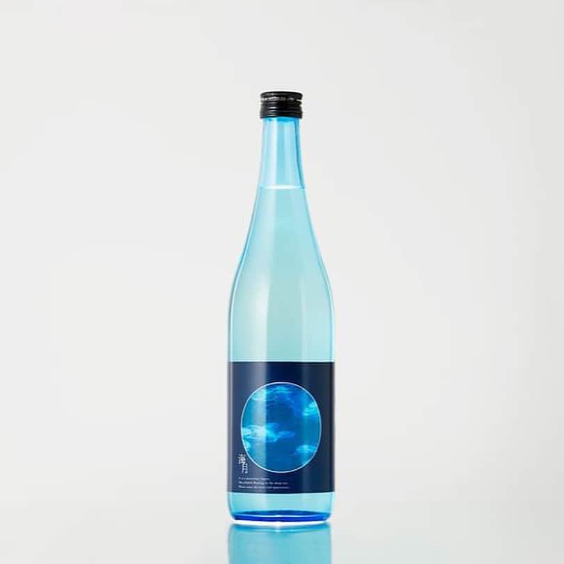 KURAND@日本酒飲み放題さんのインスタグラム写真 - (KURAND@日本酒飲み放題Instagram)「ラベルを覗くと…そこはアクアリウムです🐚  日本酒「海月(くらげ)」  アクアリウムの楽しみ方 ①瓶の底からライトを照らす ②ラベルの丸い窓から覗いてみる 海の中を舞うクラゲが目の前に広がります🐋  ボトルまで楽しめる新感覚の日本酒を試してみませんか？」11月22日 19時00分 - kurand_info