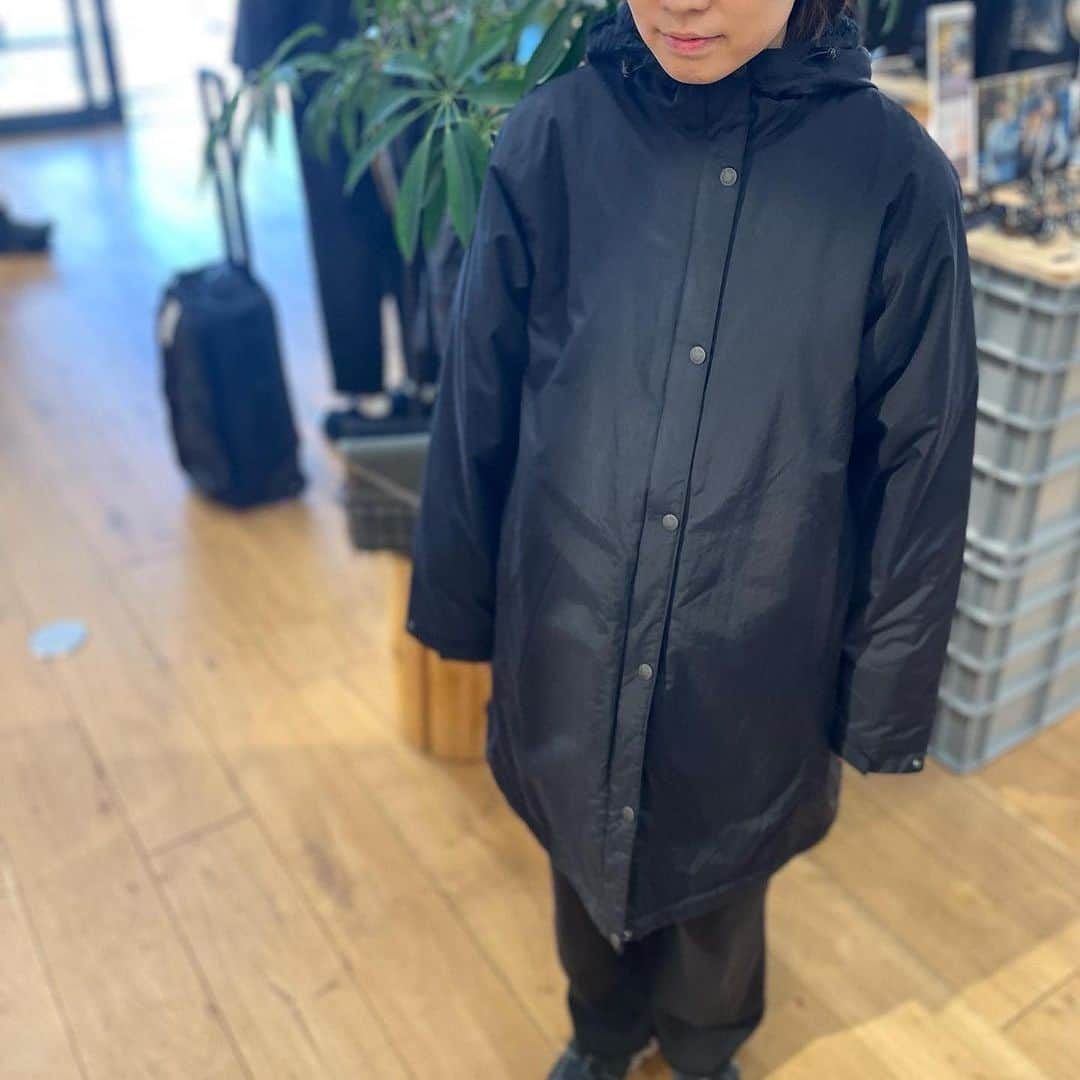 SUNDAY MOUNTAINさんのインスタグラム写真 - (SUNDAY MOUNTAINInstagram)「【気軽に着れるCompact Nomad Jacket！】  ダウン程のボリュームがいらない方におすすめ♪  内側のボアもふわふわで柔らかくて気持ちよく何より軽くてあったかいです🤲  静電気も起こらない仕組みなのでパチパチ君の心配もないです◎  防風性、はっ水性 多少の雨や雪に対応。  ロングタイプもあり◎ やや小さめの作りで すっきり着用したい方におすすめ。  ▶︎northface ▶︎Compact Nomad Jacket ▶︎ Compact Nomad longJacket ▶︎ Color	スレートブラウン×カプチーノ、ブラック×ブラック、ケルプタン×カプチーノ  #キャンプコーデ #northface #フリース #難燃  #キャンプ着 #防寒コーデ #秋キャンプ #冬キャンプ #witerfation #防寒  #防寒アイテム #travel #キャンプ女子 #Camp #travel」11月22日 16時39分 - sundaymountain