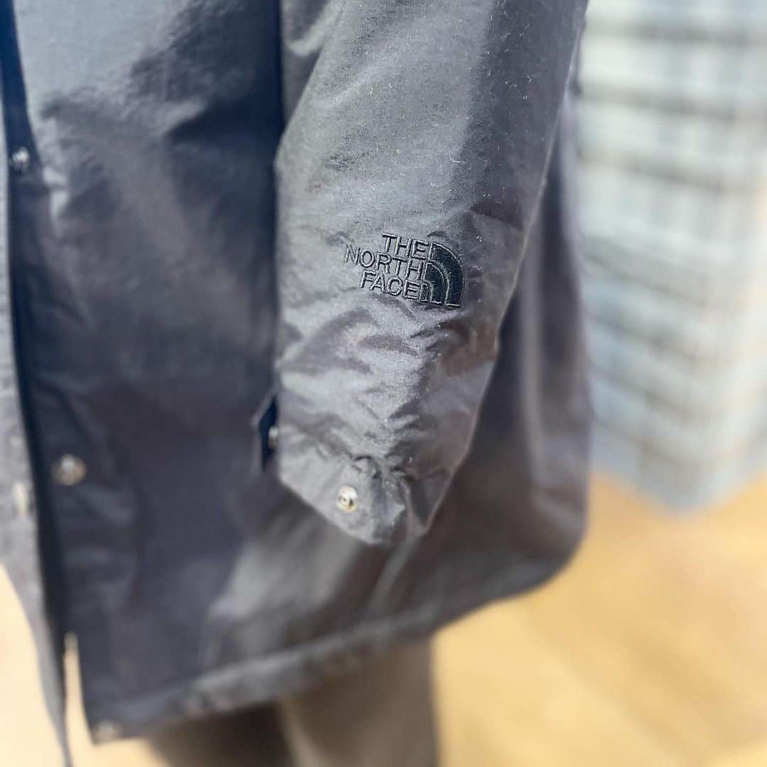 SUNDAY MOUNTAINさんのインスタグラム写真 - (SUNDAY MOUNTAINInstagram)「【気軽に着れるCompact Nomad Jacket！】  ダウン程のボリュームがいらない方におすすめ♪  内側のボアもふわふわで柔らかくて気持ちよく何より軽くてあったかいです🤲  静電気も起こらない仕組みなのでパチパチ君の心配もないです◎  防風性、はっ水性 多少の雨や雪に対応。  ロングタイプもあり◎ やや小さめの作りで すっきり着用したい方におすすめ。  ▶︎northface ▶︎Compact Nomad Jacket ▶︎ Compact Nomad longJacket ▶︎ Color	スレートブラウン×カプチーノ、ブラック×ブラック、ケルプタン×カプチーノ  #キャンプコーデ #northface #フリース #難燃  #キャンプ着 #防寒コーデ #秋キャンプ #冬キャンプ #witerfation #防寒  #防寒アイテム #travel #キャンプ女子 #Camp #travel」11月22日 16時39分 - sundaymountain