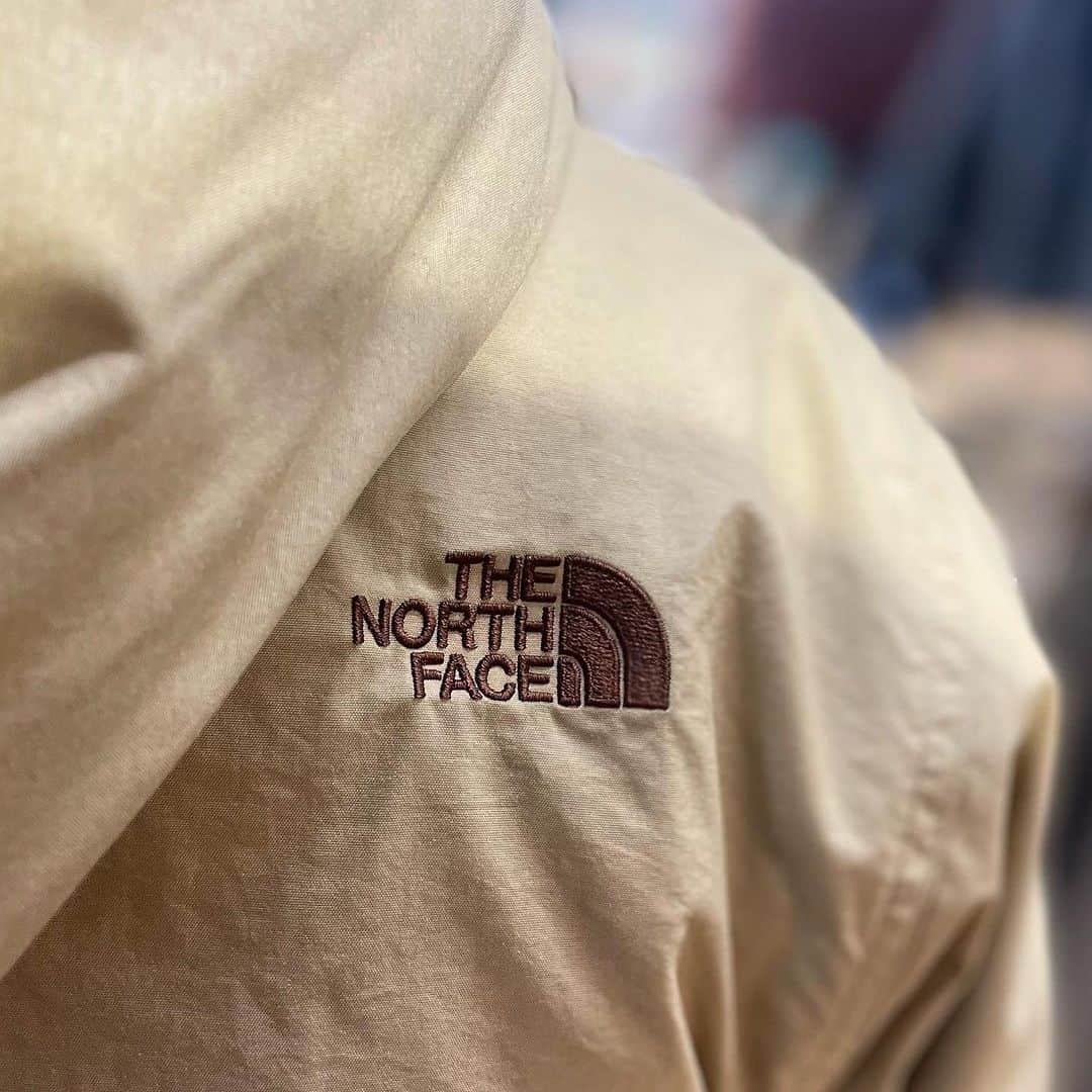 SUNDAY MOUNTAINさんのインスタグラム写真 - (SUNDAY MOUNTAINInstagram)「【気軽に着れるCompact Nomad Jacket！】  ダウン程のボリュームがいらない方におすすめ♪  内側のボアもふわふわで柔らかくて気持ちよく何より軽くてあったかいです🤲  静電気も起こらない仕組みなのでパチパチ君の心配もないです◎  防風性、はっ水性 多少の雨や雪に対応。  ロングタイプもあり◎ やや小さめの作りで すっきり着用したい方におすすめ。  ▶︎northface ▶︎Compact Nomad Jacket ▶︎ Compact Nomad longJacket ▶︎ Color	スレートブラウン×カプチーノ、ブラック×ブラック、ケルプタン×カプチーノ  #キャンプコーデ #northface #フリース #難燃  #キャンプ着 #防寒コーデ #秋キャンプ #冬キャンプ #witerfation #防寒  #防寒アイテム #travel #キャンプ女子 #Camp #travel」11月22日 16時39分 - sundaymountain