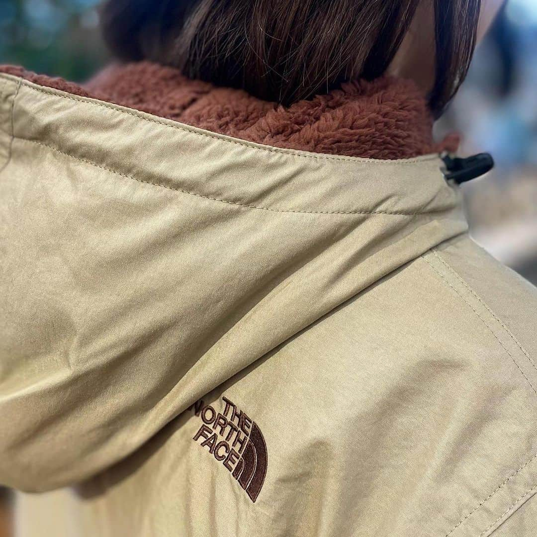 SUNDAY MOUNTAINさんのインスタグラム写真 - (SUNDAY MOUNTAINInstagram)「【気軽に着れるCompact Nomad Jacket！】  ダウン程のボリュームがいらない方におすすめ♪  内側のボアもふわふわで柔らかくて気持ちよく何より軽くてあったかいです🤲  静電気も起こらない仕組みなのでパチパチ君の心配もないです◎  防風性、はっ水性 多少の雨や雪に対応。  ロングタイプもあり◎ やや小さめの作りで すっきり着用したい方におすすめ。  ▶︎northface ▶︎Compact Nomad Jacket ▶︎ Compact Nomad longJacket ▶︎ Color	スレートブラウン×カプチーノ、ブラック×ブラック、ケルプタン×カプチーノ  #キャンプコーデ #northface #フリース #難燃  #キャンプ着 #防寒コーデ #秋キャンプ #冬キャンプ #witerfation #防寒  #防寒アイテム #travel #キャンプ女子 #Camp #travel」11月22日 16時39分 - sundaymountain