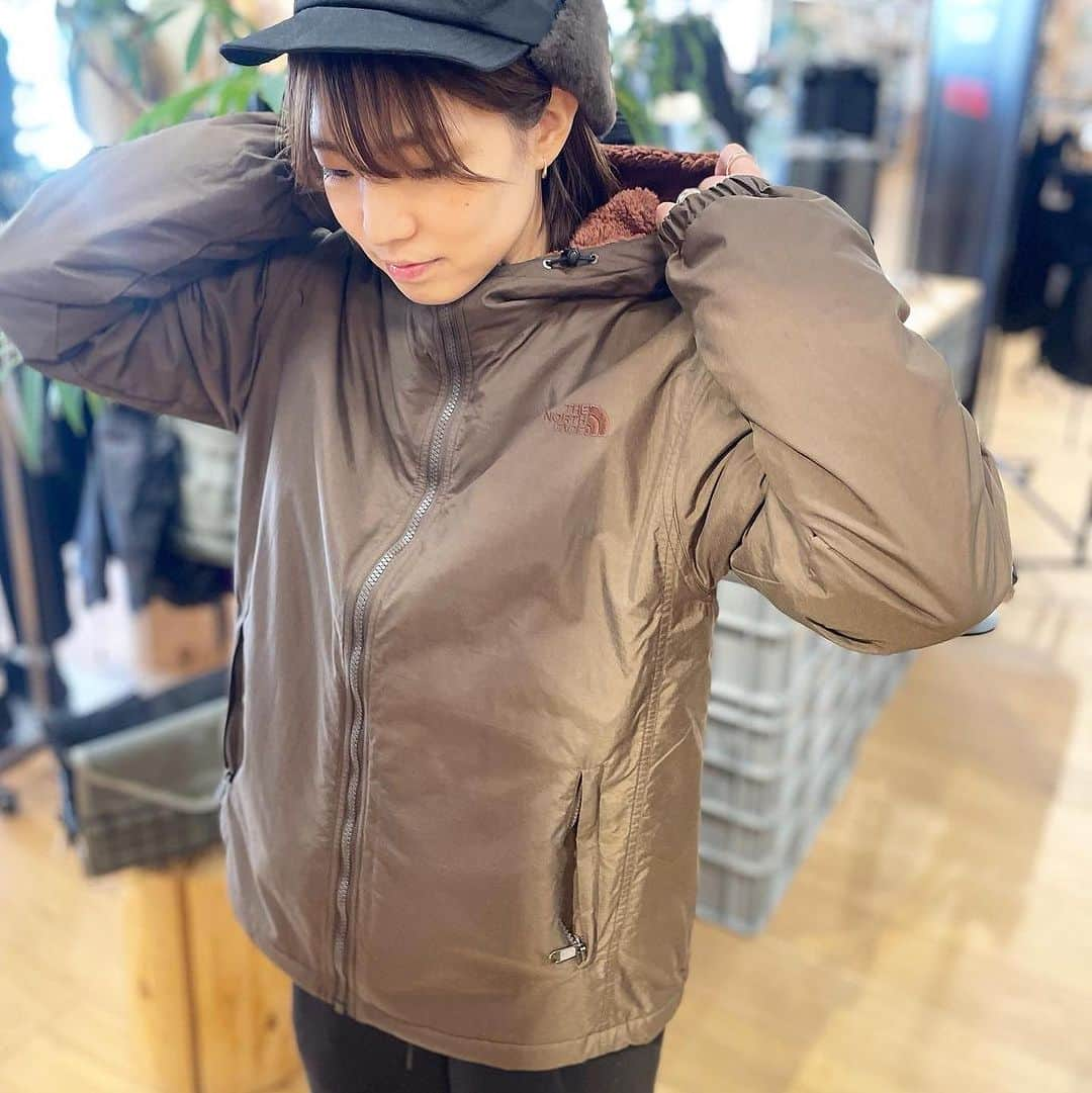 SUNDAY MOUNTAINさんのインスタグラム写真 - (SUNDAY MOUNTAINInstagram)「【気軽に着れるCompact Nomad Jacket！】  ダウン程のボリュームがいらない方におすすめ♪  内側のボアもふわふわで柔らかくて気持ちよく何より軽くてあったかいです🤲  静電気も起こらない仕組みなのでパチパチ君の心配もないです◎  防風性、はっ水性 多少の雨や雪に対応。  ロングタイプもあり◎ やや小さめの作りで すっきり着用したい方におすすめ。  ▶︎northface ▶︎Compact Nomad Jacket ▶︎ Compact Nomad longJacket ▶︎ Color	スレートブラウン×カプチーノ、ブラック×ブラック、ケルプタン×カプチーノ  #キャンプコーデ #northface #フリース #難燃  #キャンプ着 #防寒コーデ #秋キャンプ #冬キャンプ #witerfation #防寒  #防寒アイテム #travel #キャンプ女子 #Camp #travel」11月22日 16時39分 - sundaymountain