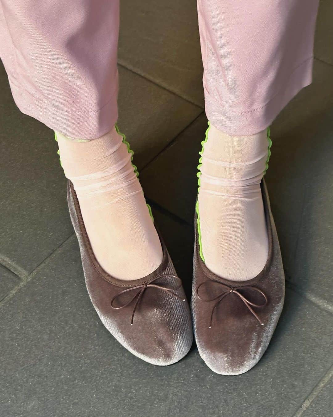 熊江琉唯さんのインスタグラム写真 - (熊江琉唯Instagram)「最近よく履いてるベロア靴🤎  韓国ブランド @sappun_japan さんのもので、履きやすいし大人フェミニンな可愛いデザインたくさんあるの💘 高身長女子的にフラットタイプでも可愛いデザインがあるの超大事🫣笑  #SAPPUN #sappun_supporters #韓国シューズ #高身長コーデ #韓国ファッション #韓国通販 #アラサーコーデ #プチプラ高見えコーデ #今日のコーデ #韓国コーデ」11月22日 16時48分 - ruikumae