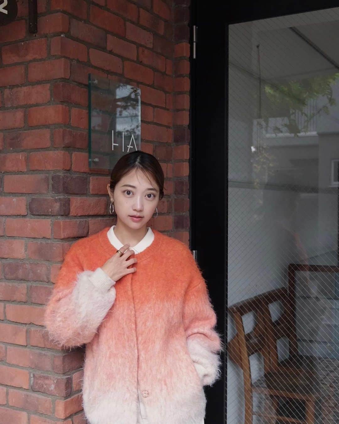 市岡麻美のインスタグラム：「今年のアウター📝 まだ日中は割とあったかかったりするので最近はこのカーディガンをアウターがわりに羽織ってるよ。  オレンジって意外と合わせやすいし、色がうるさい時は閉めれば🆗小柄さん用にちょうどいい丈感で作られてるのでかっこよく着れます🫶🏻!!  -——————— @strata_jp グラデーションシャギーニットカーディガン　 (このニット残りわずかみたいです🙀) ¥550オフクーポン：23au_asami_ 使用期限：2023/11/30まで 対象商品：STRATA全アイテム -———————  #strata #pr #カーディガン #シャギーニット #冬コーデ #低身長コーデ」