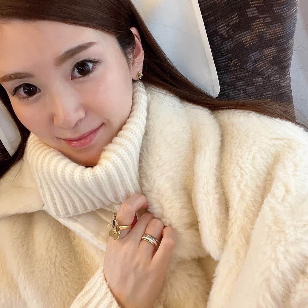 yuukii.iさんのインスタグラム写真 - (yuukii.iInstagram)「🧸🧸🧸  型ちがいで♡  @maxmara   この温かさと軽さを知ってしまうと..🥹  今年はケープのホワイトを新調しました🤍」11月22日 16時51分 - yuukii.i