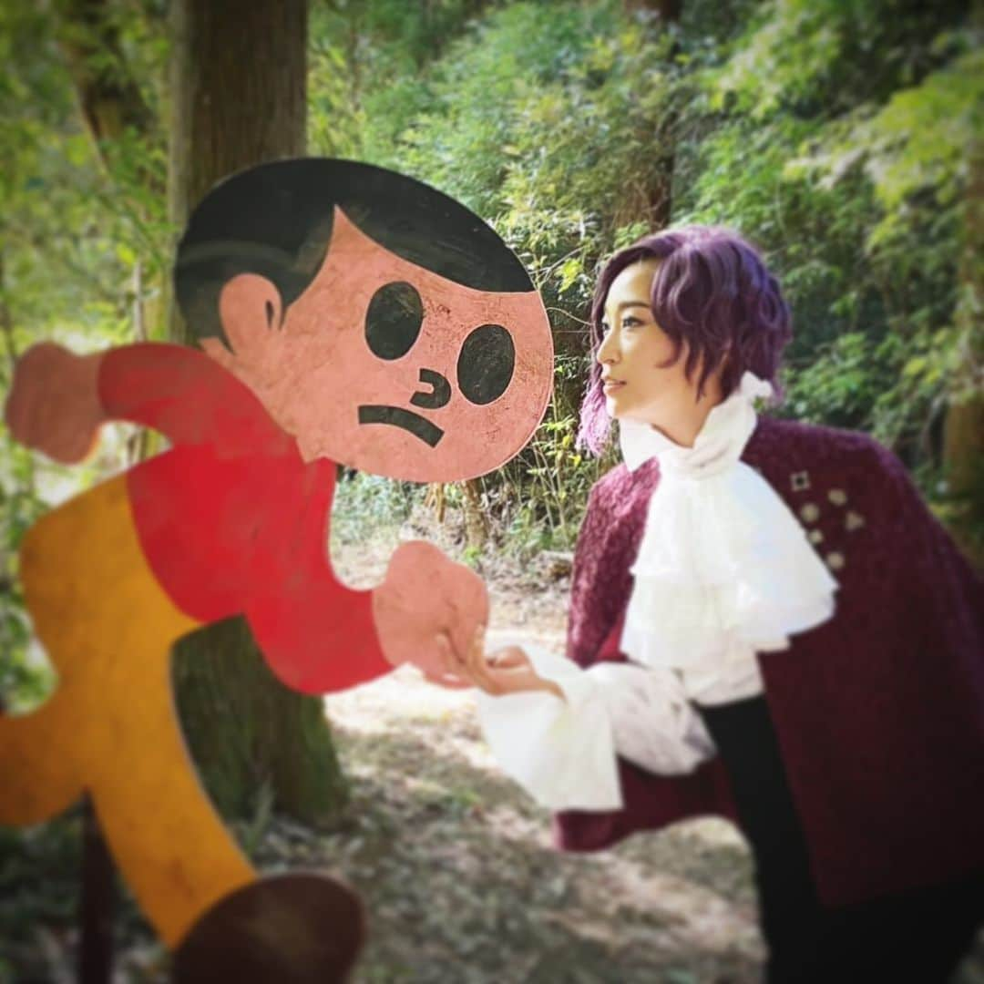 杏さんのインスタグラム写真 - (杏Instagram)「TOBITA finally got to meet him.  "I've arrived for your rendezvous."  「翔んで埼玉　琵琶湖より愛を込めて」 明日公開！  #とびた君と一緒 #翔んで埼玉」11月22日 17時03分 - annewatanabe_official