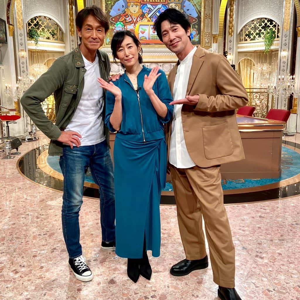 木村多江さんのインスタグラム写真 - (木村多江Instagram)「ドラマの中では 3人で会うシーンは なかったけれど  この番組で 一致団結！  いや、多分、、、  した気が してますっ  #佐々木蔵之介　さん #吉田栄作　さん #木村多江 #マイホームヒーロー  #the夜会  11/23(木)夜10:00〜  役とご本人が 違ってて  ドラマ現場以外で 会うと  知り合いのような 知らない人みたいな でも すごく 知ってるような、、、 不思議ですね。  さあ、今日の疲れは 今日のうちに とりましょ。  お疲れさまでした😊」11月22日 17時02分 - taekimura_official