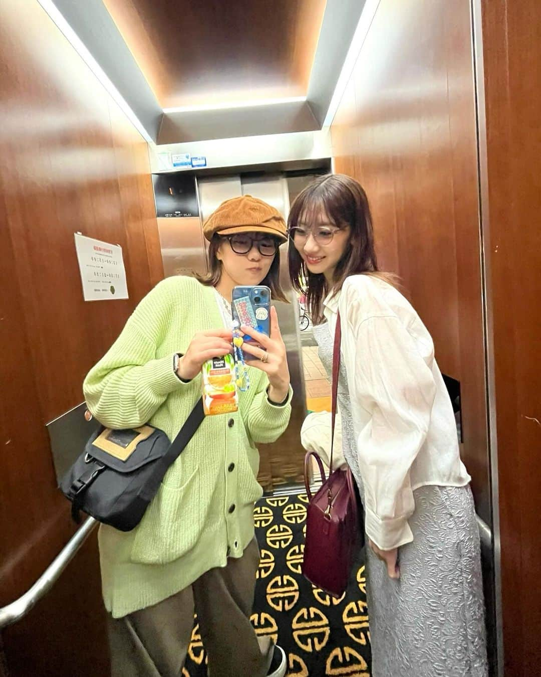 宮澤佐江さんのインスタグラム写真 - (宮澤佐江Instagram)「🦏🦒 『ご飯いこー！』 『いいよー！何食べたいー？』 『火鍋ー！！』 『☺️👍』  火鍋誘ったら100発100中です、今のところ！🤭(小声) ． #いい夫婦の日 #私のバッグはきゃしちゃんからの誕プレ🫶 #さえゆき」11月22日 16時56分 - sae_3830