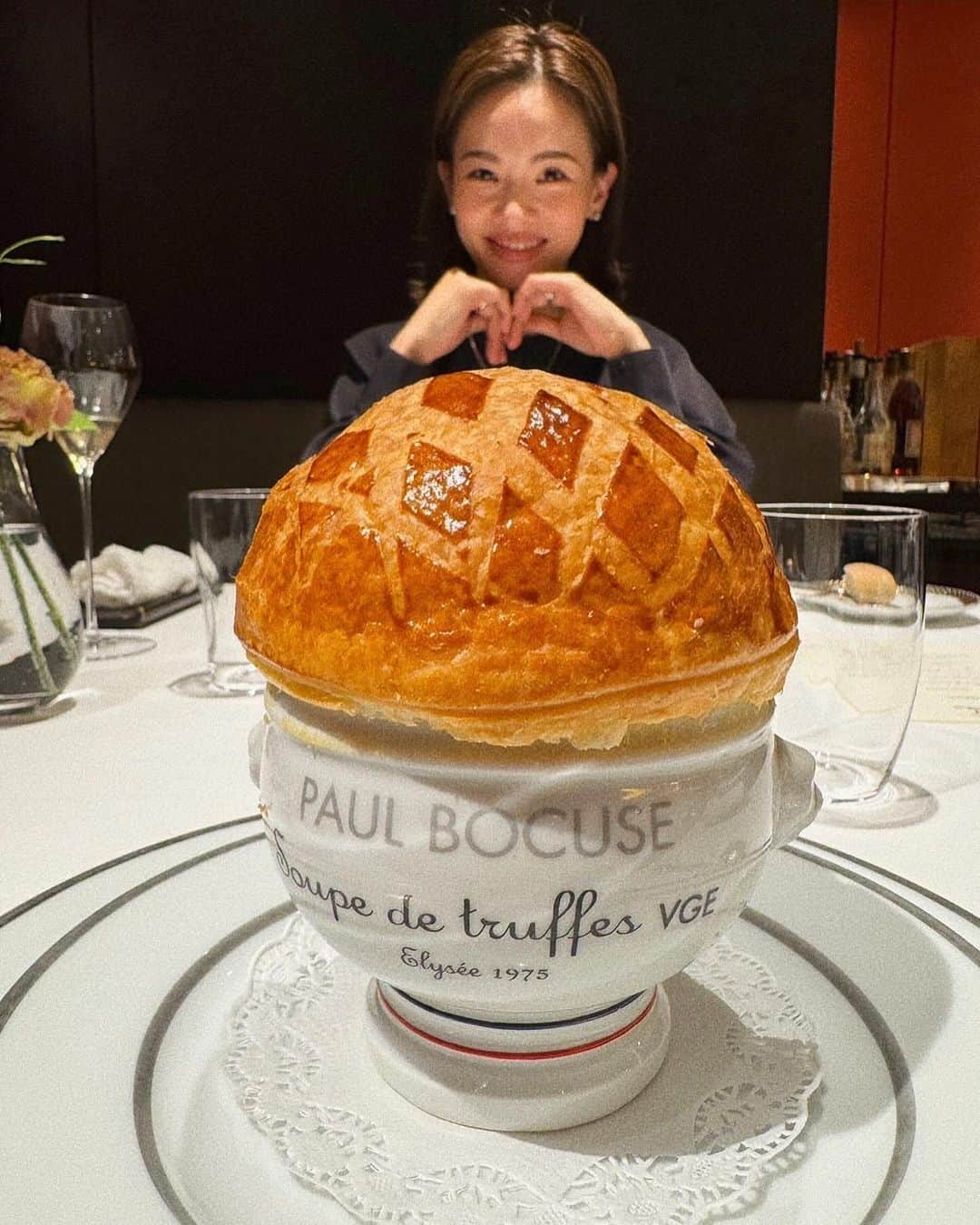 森田麻恵のインスタグラム：「結婚記念日だったので思い出のレストランで🍽️  毎年主人と、あれ？何年になった？って話してる気が、、 15年目になったようです。  時が経つのが早いこと！  結婚式の時の幸せな懐かしい空間で、いつもの他愛のない会話を繰り広げ、いい夫婦の日となりました。  #結婚15年目  #夫婦時間 #いつもありがとう  #weddinganniversary  #maisonpaulbocuse」