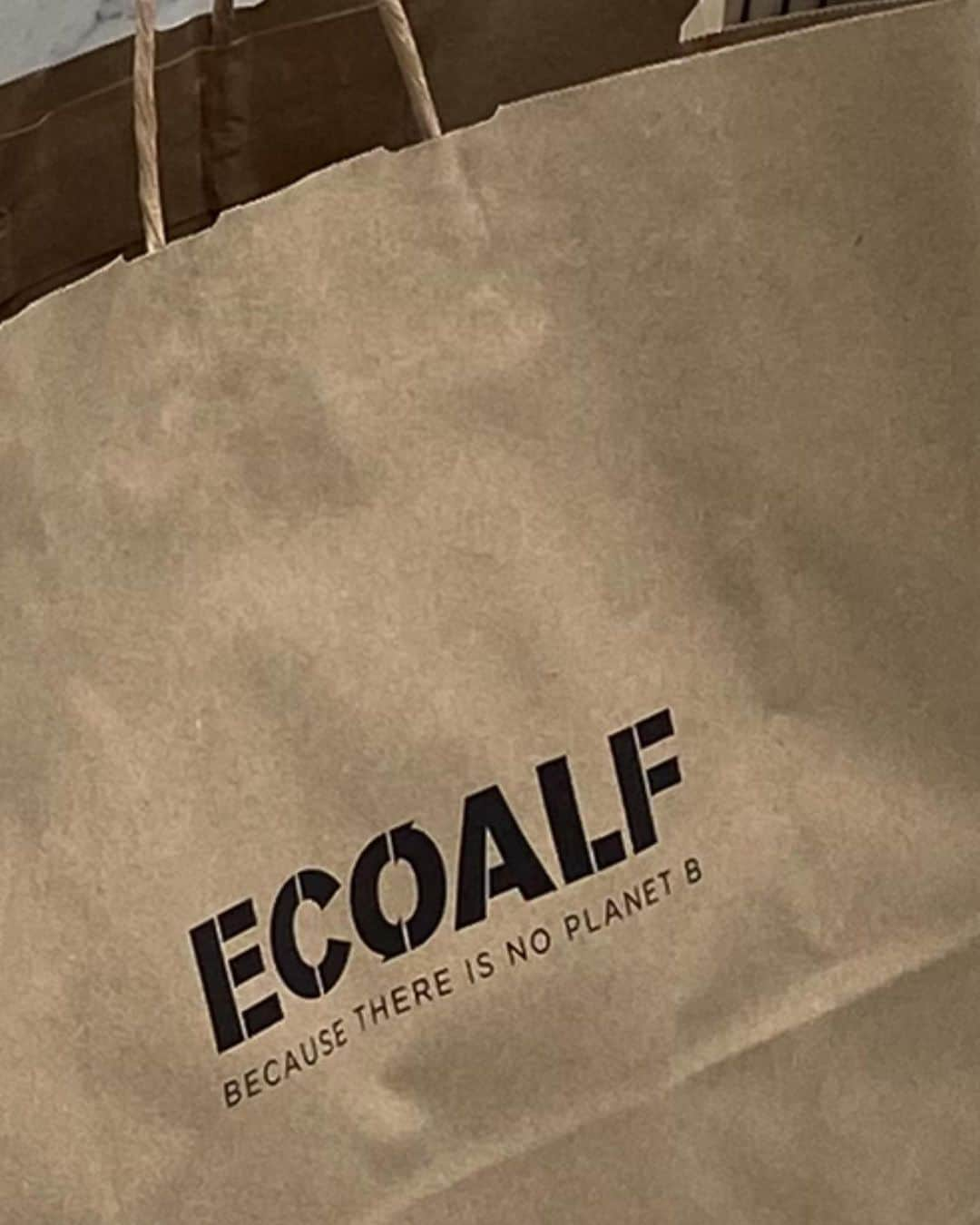 和田瞳さんのインスタグラム写真 - (和田瞳Instagram)「新宿伊勢丹で行われている @ecoalf_japan のポップアップへ🛍♡  日本限定のピンクのニットを購入しました。(161cmでMサイズを着用) さり気ない刺繍もかわいいし、何より着心地がめちゃくちゃいいの！！！！！ 何年も前からサステナブルなものに興味があって、エコアルフさんは全てのアイテムを再生素材や環境負荷の低い天然素材のみで作っているブランドなので気持ちよく着られる🥰  肩にかけてるニットも帽子もこちらのブランドのものです！ . . . #Promotion #ecoalf #エコアルフ #BecauseThereIsNoPlanetB #第2の地球はないのだから #サステナブル #サステナブルブランド #サステナブルファッション」11月22日 16時58分 - hitogram0218