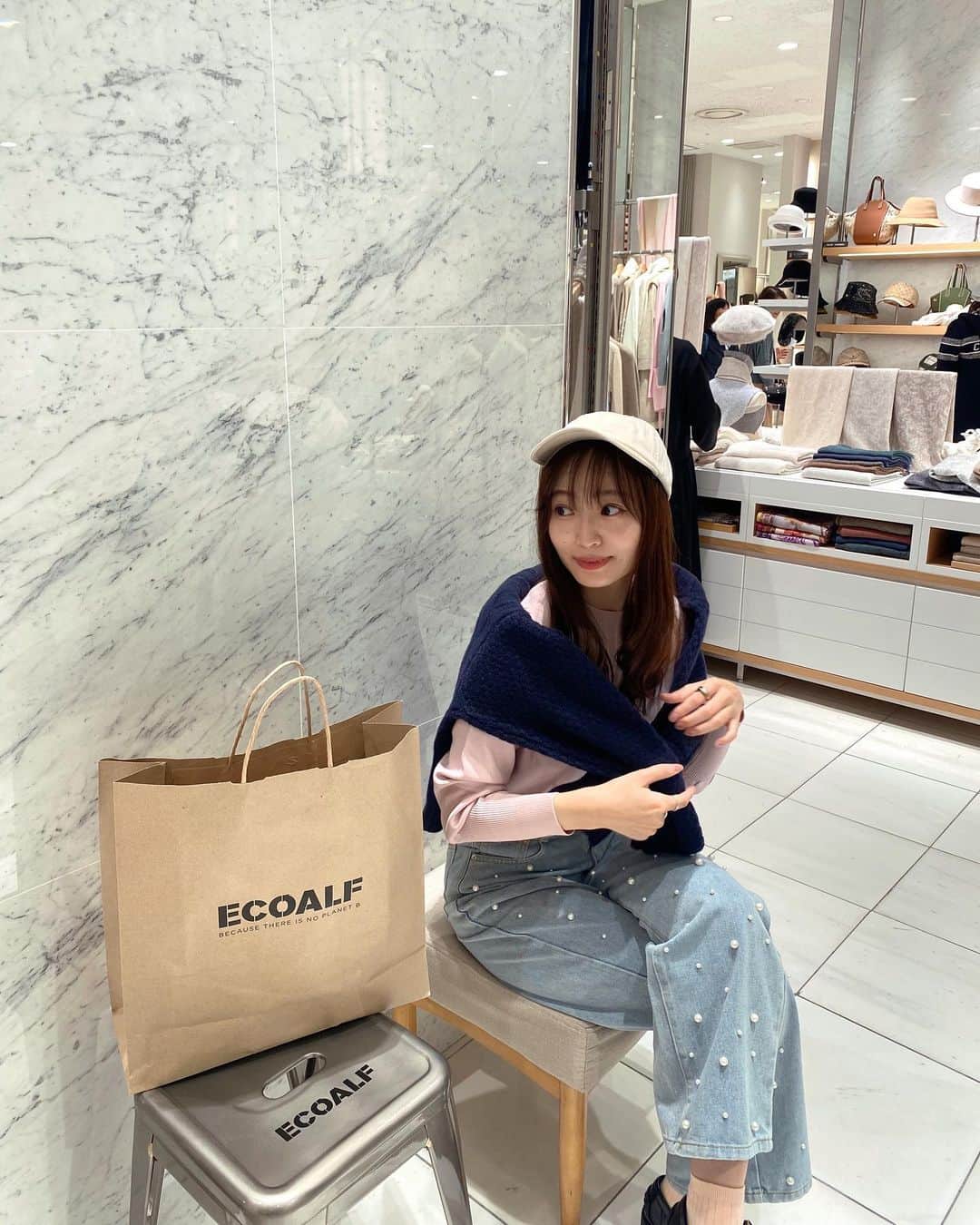 和田瞳のインスタグラム：「新宿伊勢丹で行われている @ecoalf_japan のポップアップへ🛍♡  日本限定のピンクのニットを購入しました。(161cmでMサイズを着用) さり気ない刺繍もかわいいし、何より着心地がめちゃくちゃいいの！！！！！ 何年も前からサステナブルなものに興味があって、エコアルフさんは全てのアイテムを再生素材や環境負荷の低い天然素材のみで作っているブランドなので気持ちよく着られる🥰  肩にかけてるニットも帽子もこちらのブランドのものです！ . . . #Promotion #ecoalf #エコアルフ #BecauseThereIsNoPlanetB #第2の地球はないのだから #サステナブル #サステナブルブランド #サステナブルファッション」