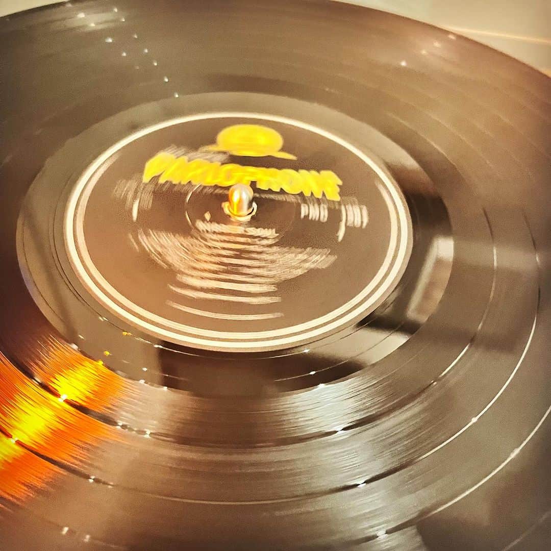 浅田信一さんのインスタグラム写真 - (浅田信一Instagram)「『RUBBER SOUL』 秋冬になるとビートルズが聴きたくなるよね。特に年末はね。他にも外せないアルバムがいくつかあるけど、僕が1番好きなのはラバーソウルかな。ビートルズの中で1番フォーキーなアルバム。  この盤は巷でラウドカットとよばれてるオリジナル1stプレスのモノラル盤。迫力ある音にするためにレコードの溝を深くカットしてプレスしてあるという話。一時期のCDマスタリングと同じでラジオ等で流れた時に映える音にしたかったんだと思う。なによりラウドな方がカッコ良いしね。ただ溝が深いとその分針跳びの原因になるので発売当時はクレームが多く、すぐ回収扱いになり2ndプレスに移行したとか。はい、レコード豆知識でした。  オリジナル盤はもちろん良いけど、最近のデジタル技術によるリマスター盤もかなり良く。モノラルもステレオもドルビーアトモスも全部良い。結局中身の音楽が素晴らしいからね。どれがベストということはなく、自分が気持ち良いと感じる音を聴けばOKだと思うな。  今レコードを聴きながらこれを書いてるんだけど、「In My Life」は歌が始まった途端に胸に熱いものが込み上げるね。  いつか1stプレス聴かせてあげるよ。そうだな、そんなイベントやろうな。レコード試聴会&ミニライブみたいな。」11月22日 16時58分 - asada_shinichi
