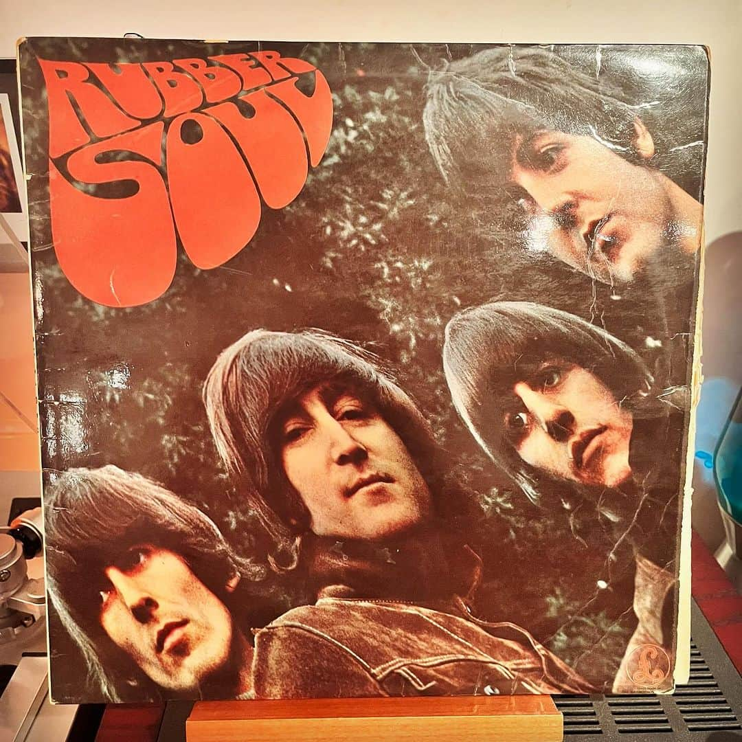 浅田信一のインスタグラム：「『RUBBER SOUL』 秋冬になるとビートルズが聴きたくなるよね。特に年末はね。他にも外せないアルバムがいくつかあるけど、僕が1番好きなのはラバーソウルかな。ビートルズの中で1番フォーキーなアルバム。  この盤は巷でラウドカットとよばれてるオリジナル1stプレスのモノラル盤。迫力ある音にするためにレコードの溝を深くカットしてプレスしてあるという話。一時期のCDマスタリングと同じでラジオ等で流れた時に映える音にしたかったんだと思う。なによりラウドな方がカッコ良いしね。ただ溝が深いとその分針跳びの原因になるので発売当時はクレームが多く、すぐ回収扱いになり2ndプレスに移行したとか。はい、レコード豆知識でした。  オリジナル盤はもちろん良いけど、最近のデジタル技術によるリマスター盤もかなり良く。モノラルもステレオもドルビーアトモスも全部良い。結局中身の音楽が素晴らしいからね。どれがベストということはなく、自分が気持ち良いと感じる音を聴けばOKだと思うな。  今レコードを聴きながらこれを書いてるんだけど、「In My Life」は歌が始まった途端に胸に熱いものが込み上げるね。  いつか1stプレス聴かせてあげるよ。そうだな、そんなイベントやろうな。レコード試聴会&ミニライブみたいな。」