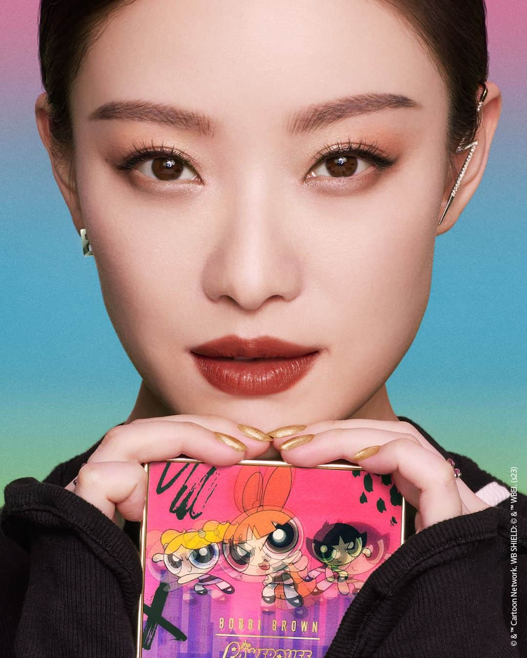 ボビイ・ブラウンさんのインスタグラム写真 - (ボビイ・ブラウンInstagram)「【店舗在庫あり】BB X THE POWERPUFF GIRLS COLLECTION💥 - ボビイ ブラウンの大胆なカラー(プラス少しのビューティーX) とハイパフォーマンスのヒーローたちで、あなたの個性をさらに引き立てるお手伝い。 リュクス アイシャドウ クォード、ボビイ ブラウン スタジオ（百貨店店舗）にてご購入いただけます！  #リュクスアイシャドウクォード  #BOBBIBROWN #THEPOWERPUFFGIRLS #BBxTHEPOWERPUFFGIRLSCOLLECTION #ボビイブラウン #パワーパフガールズ #コラボコスメ #限定コラボ #限定コレクション #クリスマスコフレ #アイシャドウ #アイシャドウパレット」11月22日 17時00分 - bobbibrownjapan