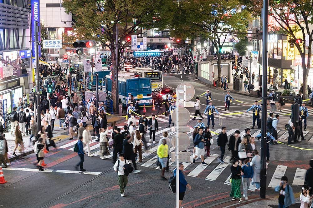 東京都庁広報課のインスタグラム：「渋谷 2023 ハロウィン当日(2023.10.31撮影)  最寄駅：渋谷駅  #tokyotokyo #tokyogram #moodygrams #jp_gallery #ptk_japan #gdayjapan #realtokyolife #beautifuldestinations #tokyojapan #instatokyo #loves_nippon #phos_japan #bestjapanpics #cooljapan #japan_of_insta #photo_jpn #illgrammers #景色 #東京 #東京都 #東京観光 #東京旅行 #東京散歩 #風景 #街の風景 #東京風景 #Tokyo #东京 #도쿄 #tokyogood」