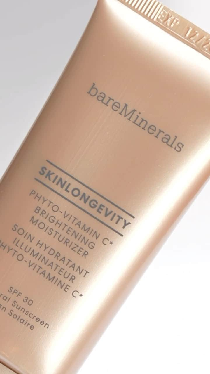 bareMinerals JPのインスタグラム：「🥇ベスコス受賞👑 ✔︎スキンロンジェヴィティ フィトC UVモイスチャライザー (SPF30・PA+++）  フルーツのなかで世界一天然ビタミンCが 豊富と言われているカカドゥプラムを中心に、 独自の複合成分「フィトビタC」*を配合することで、 明るく輝く肌**に😌✨  ヒアルロン酸Na、セラミドNPなどの保湿成分配合で、 みずみずしい透明感**もキープ。  ノンケミカルなのにしっかりお肌を守れるSPF30・PA+++効果も。 埃や花粉、現代のデジタル環境からの影響にも配慮し、 優しくお肌をプロテクト🍃  ✔︎2023年7月5日（水）新発売✨ ✔︎ 内容量:50ml ✔︎ 価格:6,600円（税込）  *テルミナリアフェルジナンジアナ果実エキス、グリセリン、水（保湿・整肌） **うるおいによる  #つけないよりも肌に良い #スキンロンジェヴィティフィトCUVモイスチャライザー #ベアミネラル #クリーンビューティー #ビーガンコスメ #ヴィーガンコスメ #ナチュラルコスメ #サステナブルビューティー #スキンケア #メイクアップ #bareminerals #barebeauties #vegancosmetic #sustainnablebeauty #makeup #skincare #メイク下地 #ベースメイク #トーンアップ」