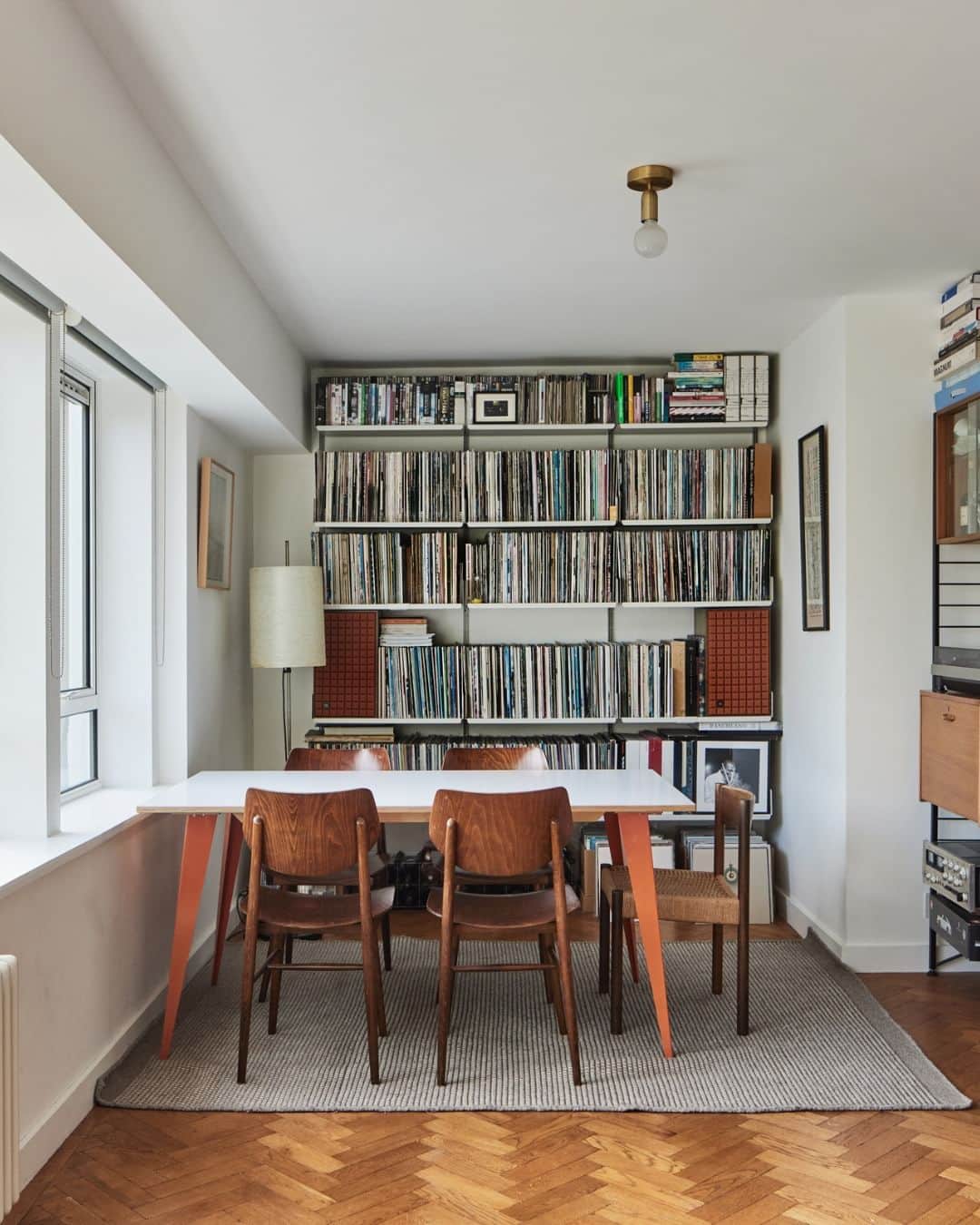 The Modern Houseのインスタグラム：「#forsale Playful Modernism: a characterful London apartment thoughtfully redesigned by @fielddaystudio.  Follow the link in bio for the sales listing.  Grafton Crescent II, London NW1」