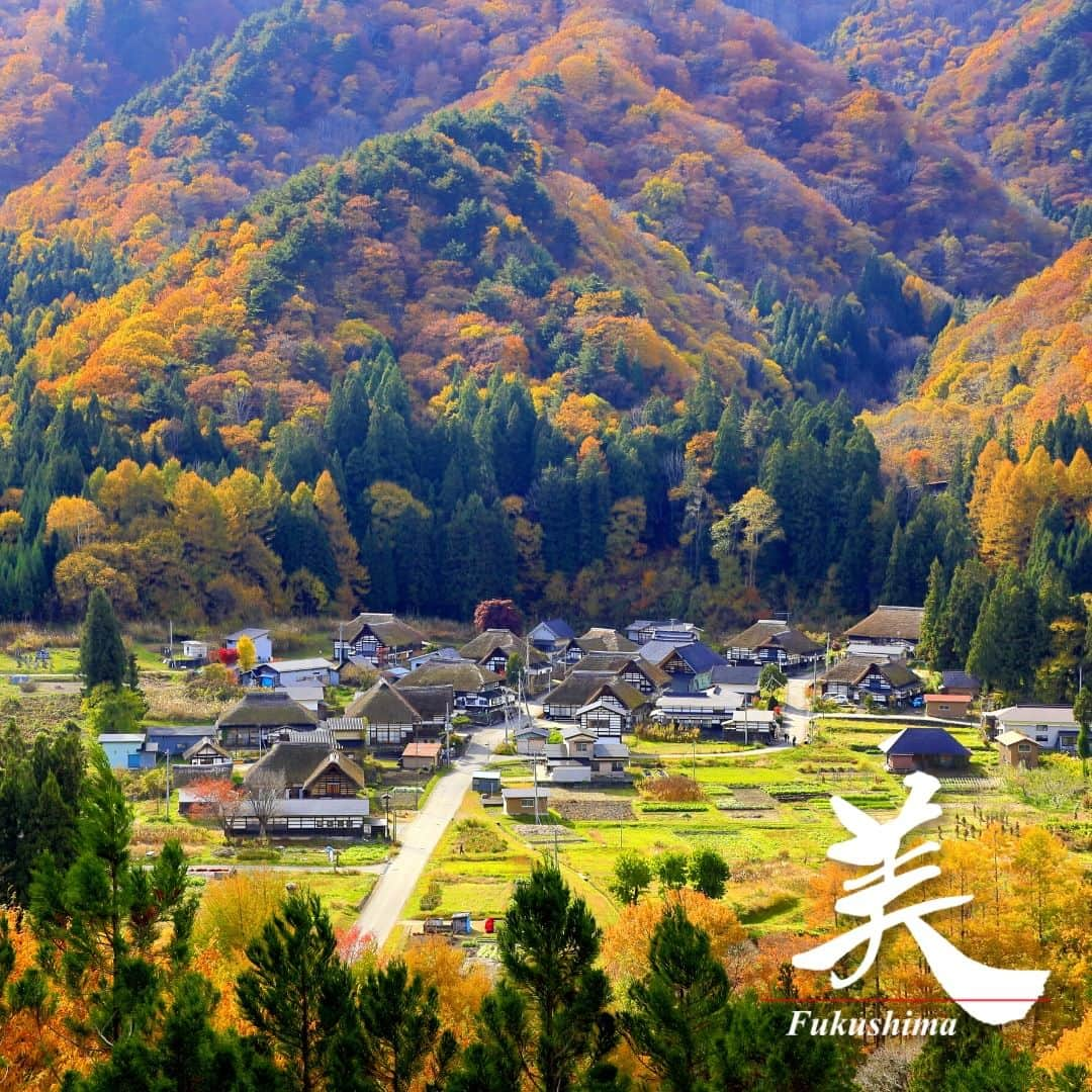 福島県さんのインスタグラム写真 - (福島県Instagram)「【前沢曲家（まえざわまがりや）集落（南会津町）】  国の重要伝統的建造物群保存地区に選定されている前沢曲家集落。曲家とは日本の伝統的な家屋の建築様式の一つで、文字通りL字に曲がった住まいのことです。  明治40年に集落のほとんどの建物を焼失する大火に遭いましたが、周辺地域の大工の手により一斉に再建され、このような景観ができあがりました。  日本の原風景とも言える美しい風景を堪能してみてはいかがでしょうか？  ※写真は過去に撮影したものです。  #前沢曲家 #南会津町 #南会津地方 #福島県 #minamiaizutown #fukushima #RealizeFukushima #NotADreamFukushima #ひとつひとつ実現するふくしま」11月22日 17時00分 - realize_fukushima