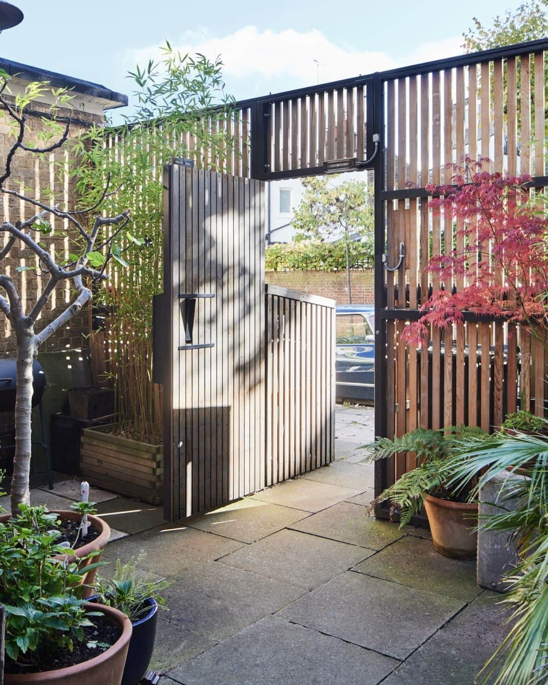 The Modern Houseさんのインスタグラム写真 - (The Modern HouseInstagram)「#forsale Playful Modernism: a characterful London apartment thoughtfully redesigned by @fielddaystudio.  Follow the link in bio for the sales listing.  Grafton Crescent II, London NW1」11月22日 17時00分 - themodernhouse