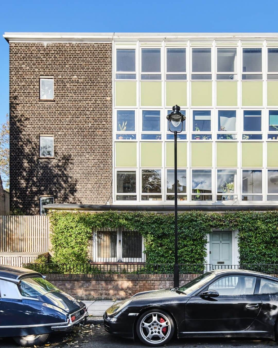 The Modern Houseさんのインスタグラム写真 - (The Modern HouseInstagram)「#forsale Playful Modernism: a characterful London apartment thoughtfully redesigned by @fielddaystudio.  Follow the link in bio for the sales listing.  Grafton Crescent II, London NW1」11月22日 17時00分 - themodernhouse