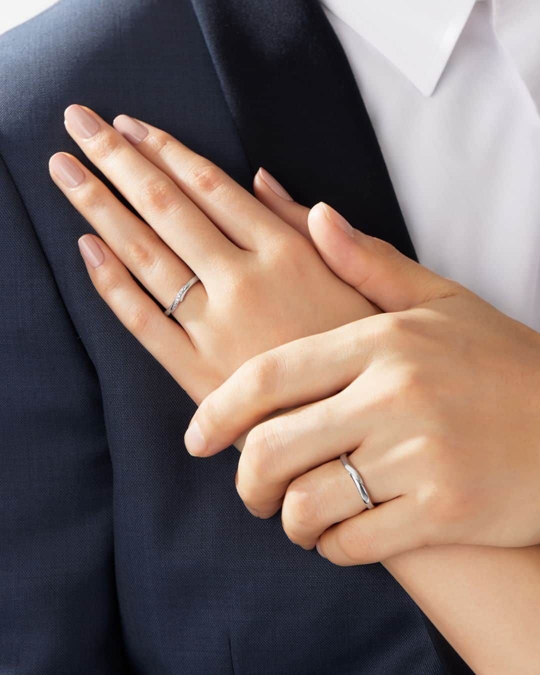 婚約・結婚指輪のI-PRIMO（アイプリモ）公式アカウントのインスタグラム：「幸せな未来への誓いをリングに込めて。  本日はいい夫婦の日。 記念日の方、おめでとうございます。  永遠の愛を誓いあうおふたりに、 特別なリングをいつまでも安心して身に着けていただくために。  アイプリモでは全国のどの店舗でもご利用いただける アフターサービスをご用意しております。  生涯に渡るアフターサービスを通して、 おふたりの輝かしい未来に寄り添うことが私たちの願いです。  ＜結婚指輪＞Nocturnal #アイプリモ_ノクターナル  ーーーーー ▼アイプリモでは、ご好評のパーソナルハンド診断®を体験いただけます。 ご希望の方はホームページより来店予約をいただくとスムーズにご案内いたします。 @iprimo_official ーーーーー  #iprimo #アイプリモ #結婚指輪 #マリッジリング」