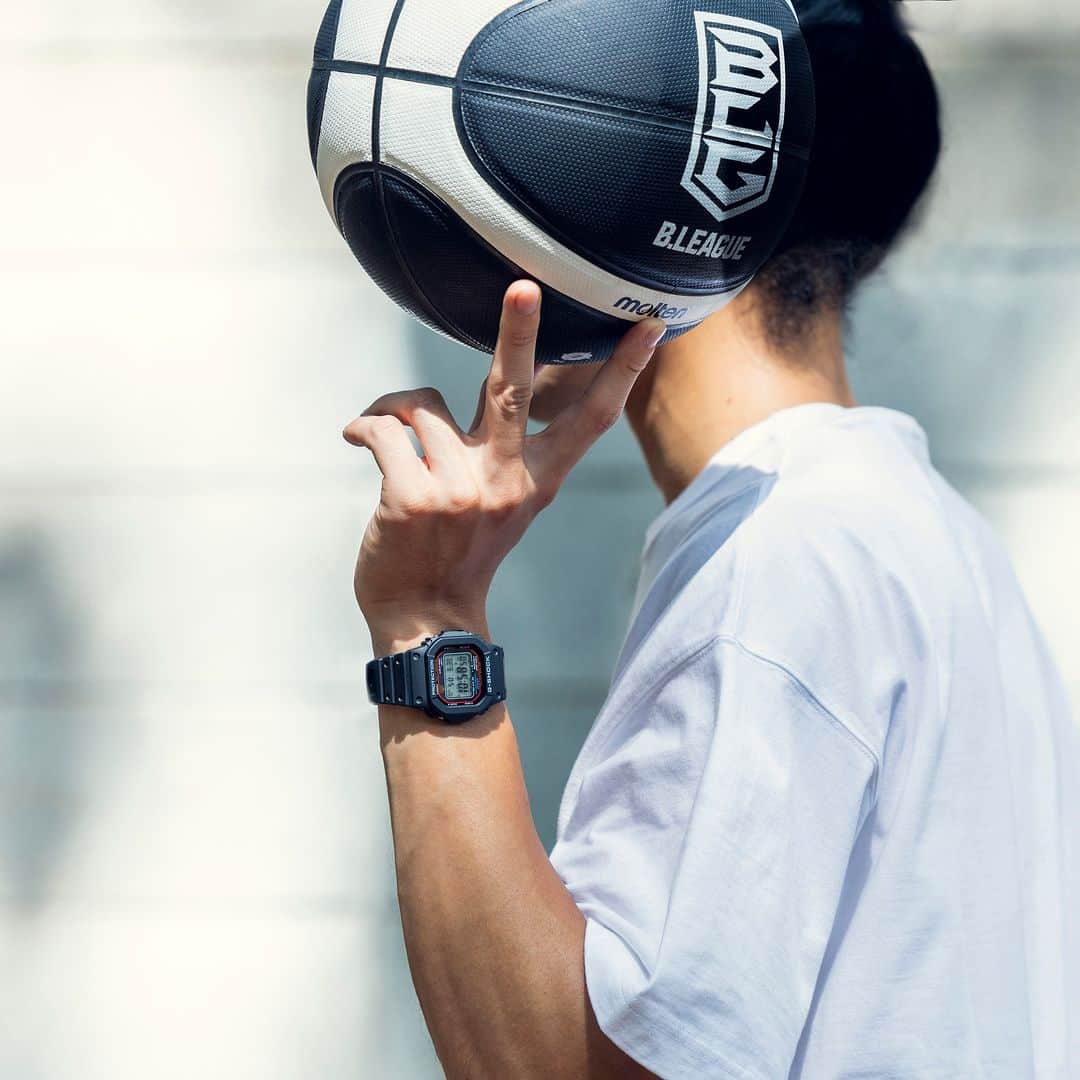 のインスタグラム：「FOR ALL BASKETBALL LOVERS  クラシカルなスクエアデザインに、マルチバンド6を搭載したGW-M5610U。バスケットマンにもおすすめの耐衝撃性能を備えています。  ｜B.LEAGUE OFFICIAL TIMEKEEPER G-SHOCKは今シーズンも、オフィシャルタイムキーパーとして「B.LEAGUE」をサポートしています。また、B.LEAGUEを熱く盛り上げる4つのクラブ、アルバルク東京、サンロッカーズ渋谷、宇都宮ブレックス、琉球ゴールデンキングスのオフィシャルパートナーをつとめます。  GW-M5610U features a classic square design with Multi Band 6. Great watch for basketball players with its shock resistance.  | B.LEAGUE OFFICIAL TIMEKEEPER G-SHOCK continues to support B.LEAGUE, the professional men's basketball league as Official Timekeeper. We are also the official partner of four clubs: ALVARK TOKYO, SUNROCKERS SHIBUYA, UTSUNOMIYA BREX and RYUKYU GOLDEN KINGS.  GW-M5610U-1JF  #g_shock #5600 #Bリーグ #basketball #g_shock_products @b.league_official」