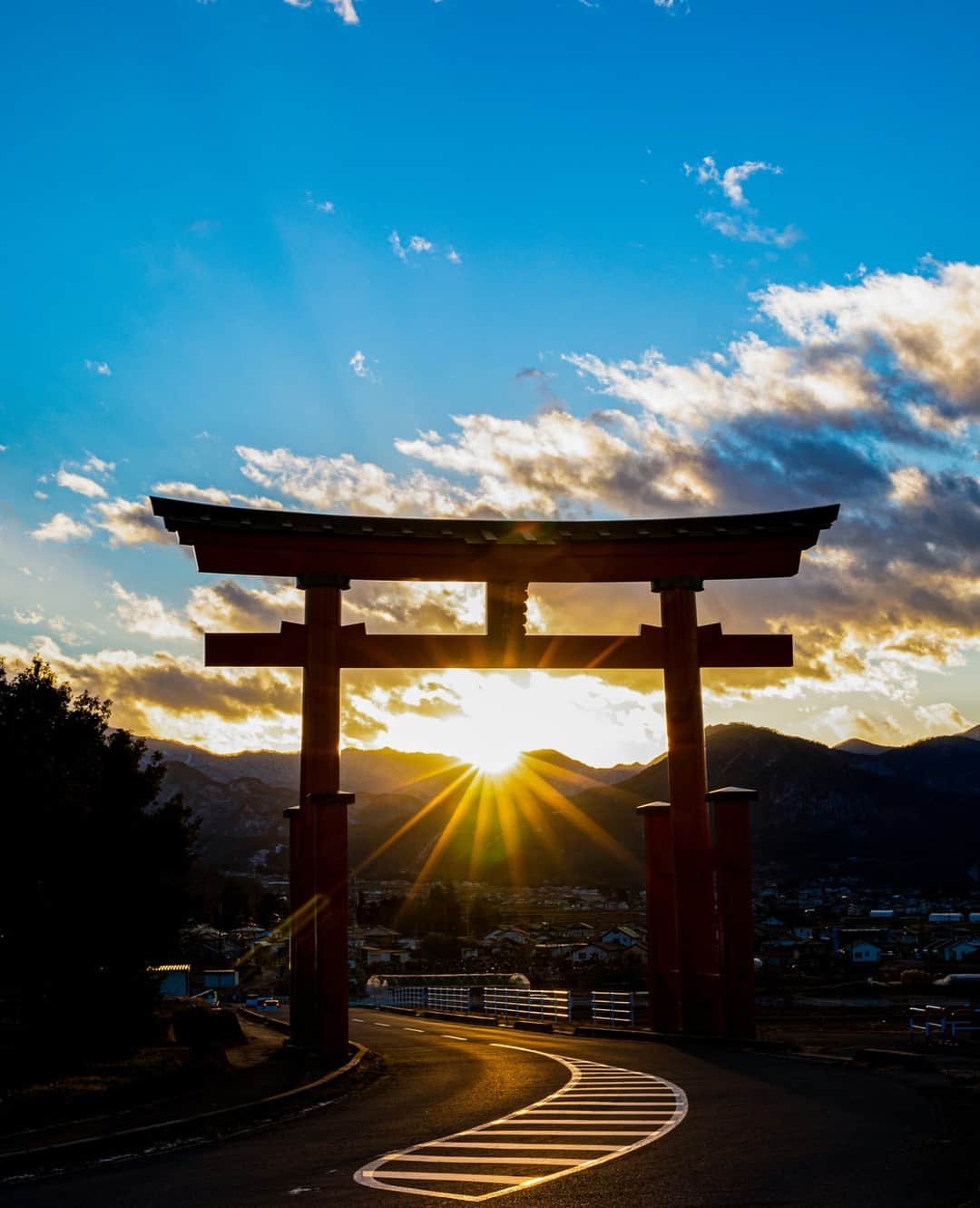 Short Tripのインスタグラム：「信州上田の歴史・文化、自然、食、行事などの写真を募集する「観光シティプロモーション」部門に加え、農産物や農風景、農産物を使った料理などの「地産地消推進・農業」部門を追加！ 受賞者には上田市内温泉宿泊補助券や信州上田の特産品の豪華賞品をプレゼントいたします！ . 信州上田の魅力”新”発見フォトコンテスト2023開催中！ . 詳細は @tokyocameraclub_cp04 のプロフィールにあるURLから （応募締切：2023年11月30日(木) 23:59まで） ※募集期間外の投稿は対象外となりますので、ご注意ください。  . 上田市は、東京カメラ部とのタイアップ企画として、ご好評いただいた昨年に引き続き、今年も“上田の魅力あふれる最高の1枚”をテーマとしたフォトコンテストを開催中。 多様な自然風景と、そこから育まれた生活・文化・歴史・産業・グルメなど、数多くあふれる上田の魅力が表現された作品を幅広く募集します。 . 応募は簡単！信州上田観光協会Instagramアカウント（ @uedacastle ）、信州上田なないろ農産物Instagramアカウント（ @uedananairo ）と「東京カメラ部」キャンペーン用Instagramアカウント（ @tokyocameraclub_cp04 ）をフォローし、募集期間内（2023年10月2日～11月30日）に、指定のハッシュタグ「 #上田新発見 」と応募部門ハッシュタグをつけて投稿するだけで応募完了です。 . 「観光シティプロモーション」部門（ #うえだ大好き ） 「地産地消推進・農業」部門（ #上田なないろ農産物 ） の2つの部門に分けて募集します。 . 受賞者には宿泊補助券や信州上田の特産品などの素敵な賞品をプレゼント！撮影機材は問いませんので、皆さまの素敵な写真をぜひご応募ください。<PR> . ※各種法令、マナー、関係者の指示に従った撮影をお願いします。 . フォトコンテストの詳細は @tokyocameraclub_cp04 のプロフィールにあるURLから . ※作品投稿時、または投稿から24時間以内、かつ応募期間中に指定のハッシュタグをつけてください。 InstagramのAPI変更によって、投稿後24時間を過ぎた過去の投稿に指定のハッシュタグをつけていただいても、Instagram API経由で作品のダウンロードができないため審査対象とできなくなりました。作品を弊社システムがInstagram API経由でダウンロードできたもののみが審査対象となります。（ダウンロードできたかどうかのお問い合わせはご容赦ください） ※本アカウント、本企画は東京カメラ部がFacebook、Instagramのサービスを利用して運営しているもので、Meta社・Instagramとは一切関係ありません。 . ※作品：たかはしよしこさん」