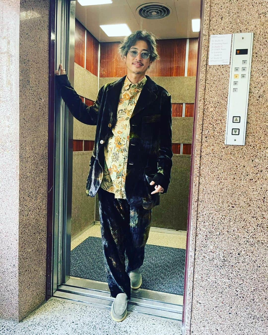 窪塚洋介さんのインスタグラム写真 - (窪塚洋介Instagram)「見る角度で絶妙に色合いが変わる ベルベットのセットアップ、 フローラルプリントのシャツで懐かし新しく^ ^ 言わずもがなの英国を代表するVivienne Westwood、御大に思いを馳せながら着る。 うちの娘の初恋は倫敦で会った彼女のお孫さん。。。   @viviennewestwoodjapan   #VivienneWestwood #ヴィヴィアンウエストウッド」11月22日 17時11分 - yosuke_kubozuka