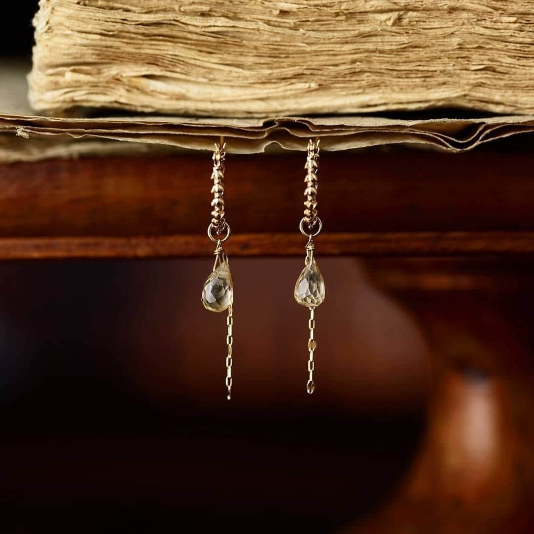 ageteのインスタグラム：「【2023 New Collection -MUSEOLOGY- 】 Pierced Earrings アガットらしいフープピアスは月桂樹のデザイン。 月桂樹はいつまでも枯れることのない「永遠」の象徴と言われています。 ゴールドカラーのクオーツと揺れて輝くチェーンを組み合わせ、さりげなく上品な華やかさを顔まわりにプラス。  アイテムの詳細は商品タグもしくはプロフィールページにある公式HPからご確認ください。 #agete #アガット #新作 #ジュエリー #ピアスセット #限定」