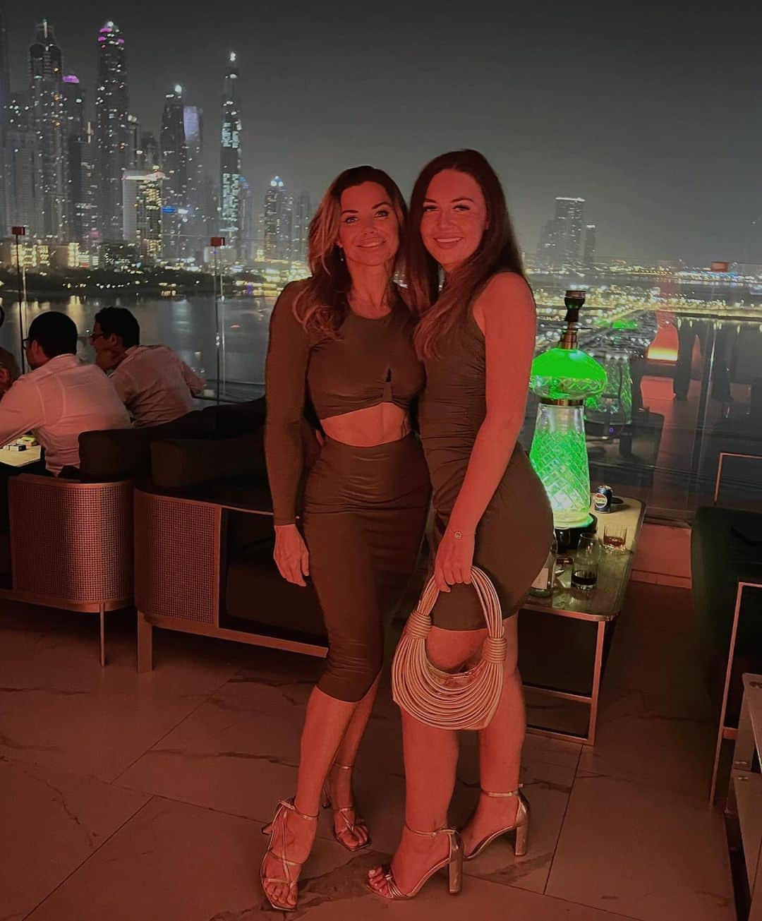 ルイス・グローバーのインスタグラム：「So Lovely catching up with my British friends out in Dubai 🙌🏻 @_maifreeman @fivepalmjumeirah @thepenthousedubai #rooftop #dubai #girlienight #friends」