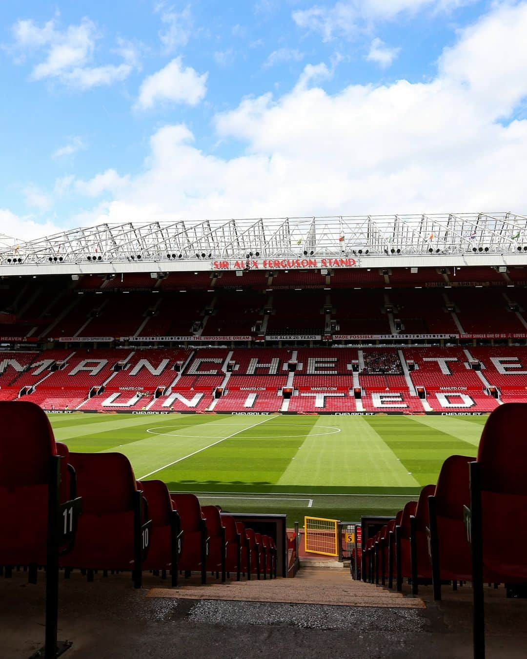 マンチェスター・ユナイテッドさんのインスタグラム写真 - (マンチェスター・ユナイテッドInstagram)「Old Trafford is magical ✨  Visit our Story for #BlackFriday deals on Stadium Tours and the OT Museum ✅  #MUFC #ManUtd #OldTrafford」11月22日 17時12分 - manchesterunited