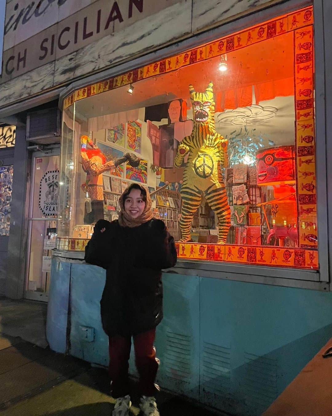 RINのインスタグラム：「旅の間に ①Otona Blue with 🐅 in NYC散歩 ②なにを編もうか、どれで編もうか ③つるぴかfresh fruits ④アイソレーション上手 ⑤pho~~~~~!（midnight）🍲 ⑥寝（before the show） ⑦食 ⑧寝 (in a car waiting ) ⑨食」