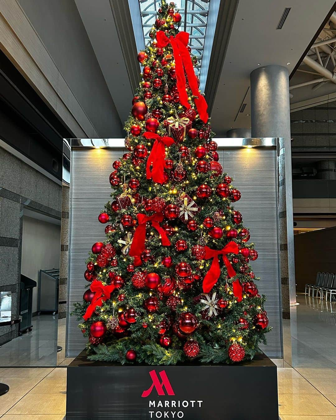 東京マリオットホテルのインスタグラム：「本日よりクリスマスツリーがエントランス前にお目見え🎄大切な方との絆がより一層強く結ばれ幸せが続きますように、そんなホテルからの願いを込めた大きなリボンが印象的です🎀😉ご来館の際はぜひ思い出の1枚をこちらでおさめませんか？📸   Share your own images with us by tagging @tokyomarriott @tokyomarriott をつけてご投稿ください！公式アカウントからご紹介させていただく事があります。」