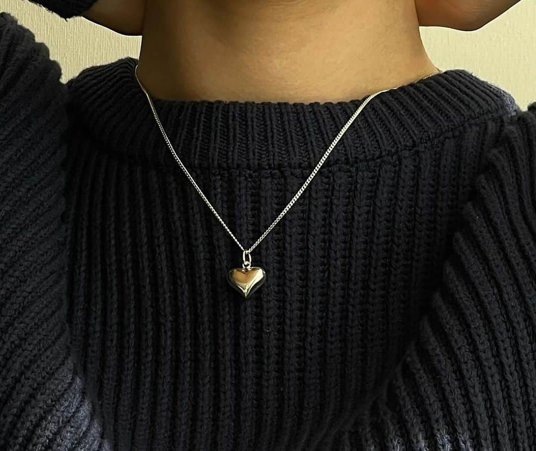 Icumi Oohamaさんのインスタグラム写真 - (Icumi OohamaInstagram)「necklace @tres__collection  ［silver925］Heart necklace  モチーフの大きさやチェーンの形・太さなど1つで付けても、重ね付けしても素敵なバランスになるよう、こだわったアイテムです♡  甘くなりすぎなくて本当可愛いのよねぇ♡」11月22日 17時10分 - icumi___