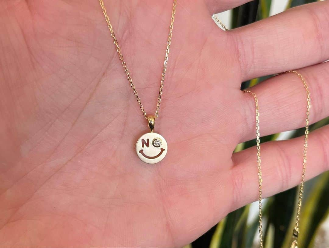 常岡康弘さんのインスタグラム写真 - (常岡康弘Instagram)「K18YG / N & Diamond smile necklace  スマイルの目をご希望のイニシャルに変えて、もう片目にはダイヤモンドを入れたスマイルネックレス  N & ダイヤモンドスマイルネックレス☺︎  スマイルサイズ→10mm×10mm  #tsuneokajewelry#スマイル#にこちゃん#イニシャル#ダイヤモンド#オーダーメイド#ジュエリー#fukuoka」11月22日 17時19分 - tsuneokajewelry