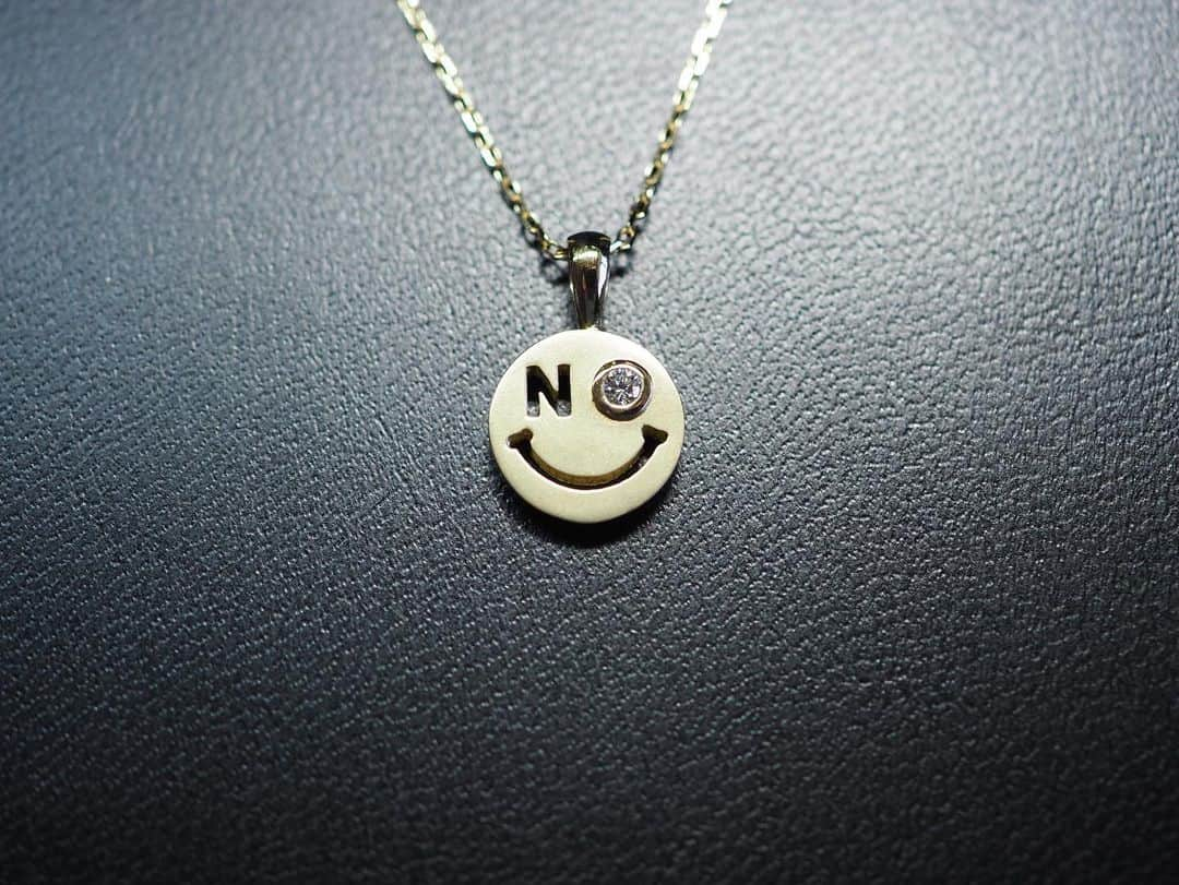 常岡康弘のインスタグラム：「K18YG / N & Diamond smile necklace  スマイルの目をご希望のイニシャルに変えて、もう片目にはダイヤモンドを入れたスマイルネックレス  N & ダイヤモンドスマイルネックレス☺︎  スマイルサイズ→10mm×10mm  #tsuneokajewelry#スマイル#にこちゃん#イニシャル#ダイヤモンド#オーダーメイド#ジュエリー#fukuoka」