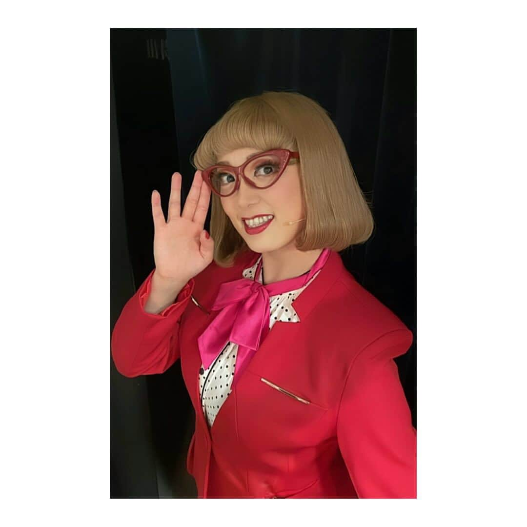 花陽みらさんのインスタグラム写真 - (花陽みらInstagram)「🍫😍🎤👠💄👓📺ぬはーーー！✨✨  なんということ！！！ ※「ぬはー」私の結構な…最上級の嬉しい時の歓喜の叫びwww  地元バレエ教室の後輩が描いて作ってくれました🩰  ウォンカチョコ(チェリーver.）/非売品😎  チェリーも、ウンパルンパも描いてくれて✏️ チョコの厚さまでこだわってくれた笑 嬉しいので、絵も載せさせていただこう！  素敵なプレゼント🎁 ありがとう🤩  #チャーリーとチョコレート工場  #チャリチョコ #fna歌謡祭  12/6出演するんですよ📢🎤✨  #チェリーサンデー　🎤🍫👠💄👓 博多も大阪もゴールデンチケット🎫求めて走ります！ #非売品チョコ😎✨」11月22日 17時19分 - miku_hanahi